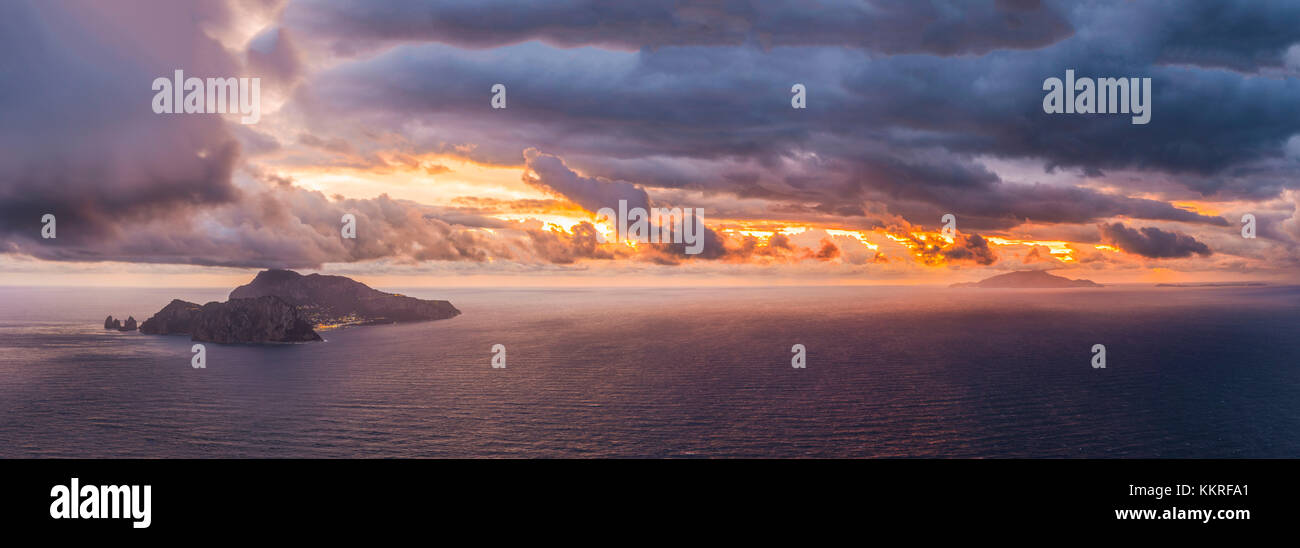 Capri, Neapel, Kampanien, Italien. Sturm über die Insel Capri am Sonnenuntergang Stockfoto