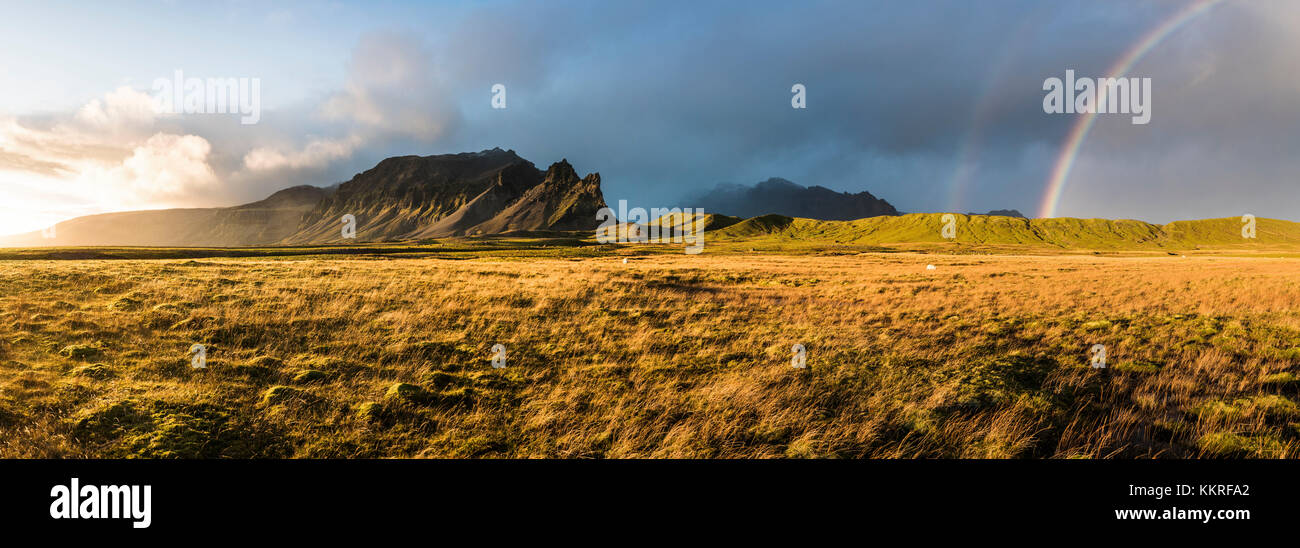 Island, Europa. Dramatische Wetter in Island. Sonnenstrahlen, Regenbogen und Sturm im selben Moment. Stockfoto