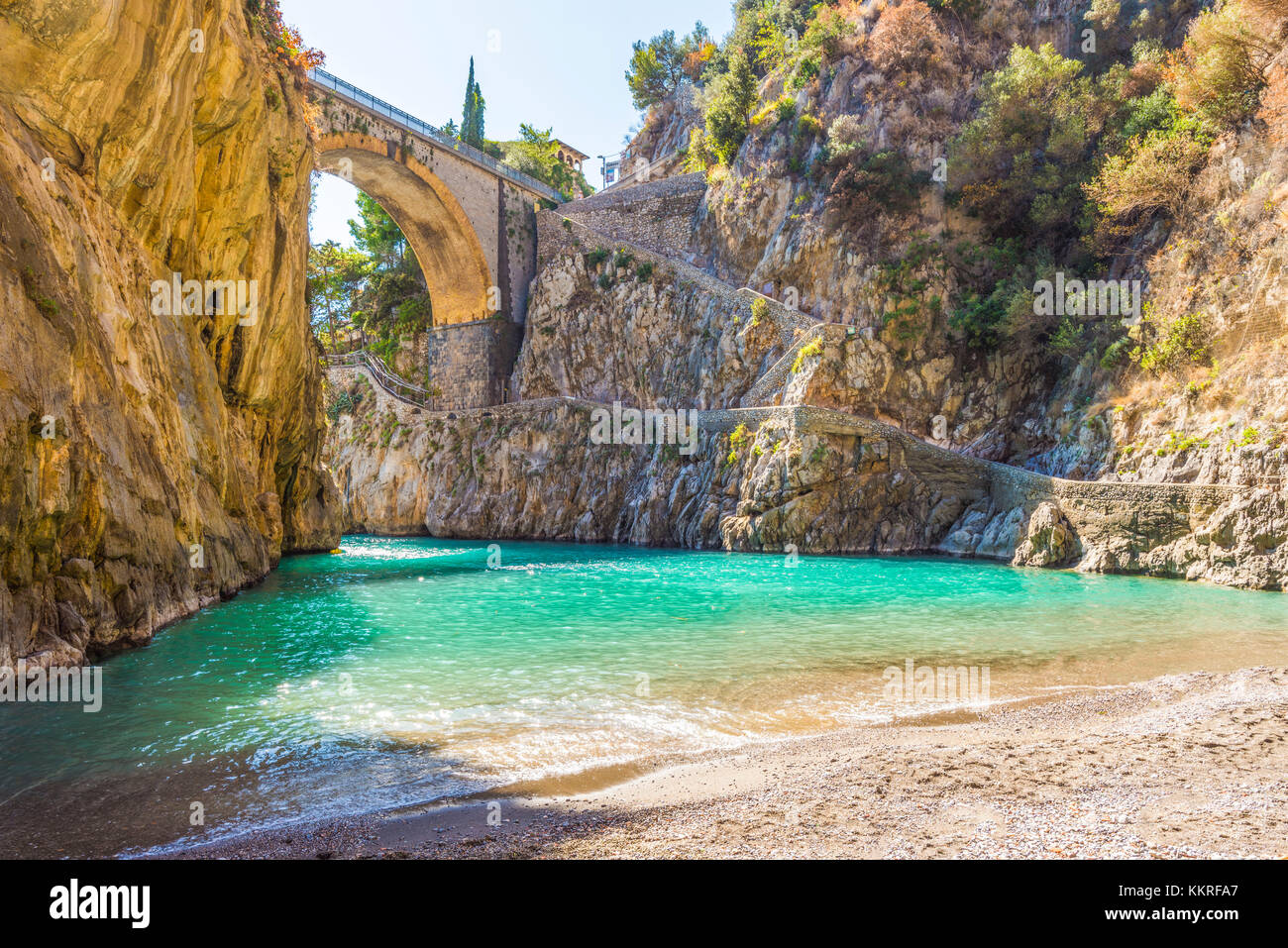 Fjord von Furore, Sorrento, Amalfi, Salerno, Kampanien, Italien. Der Strand und die Brücke von Furore. Stockfoto