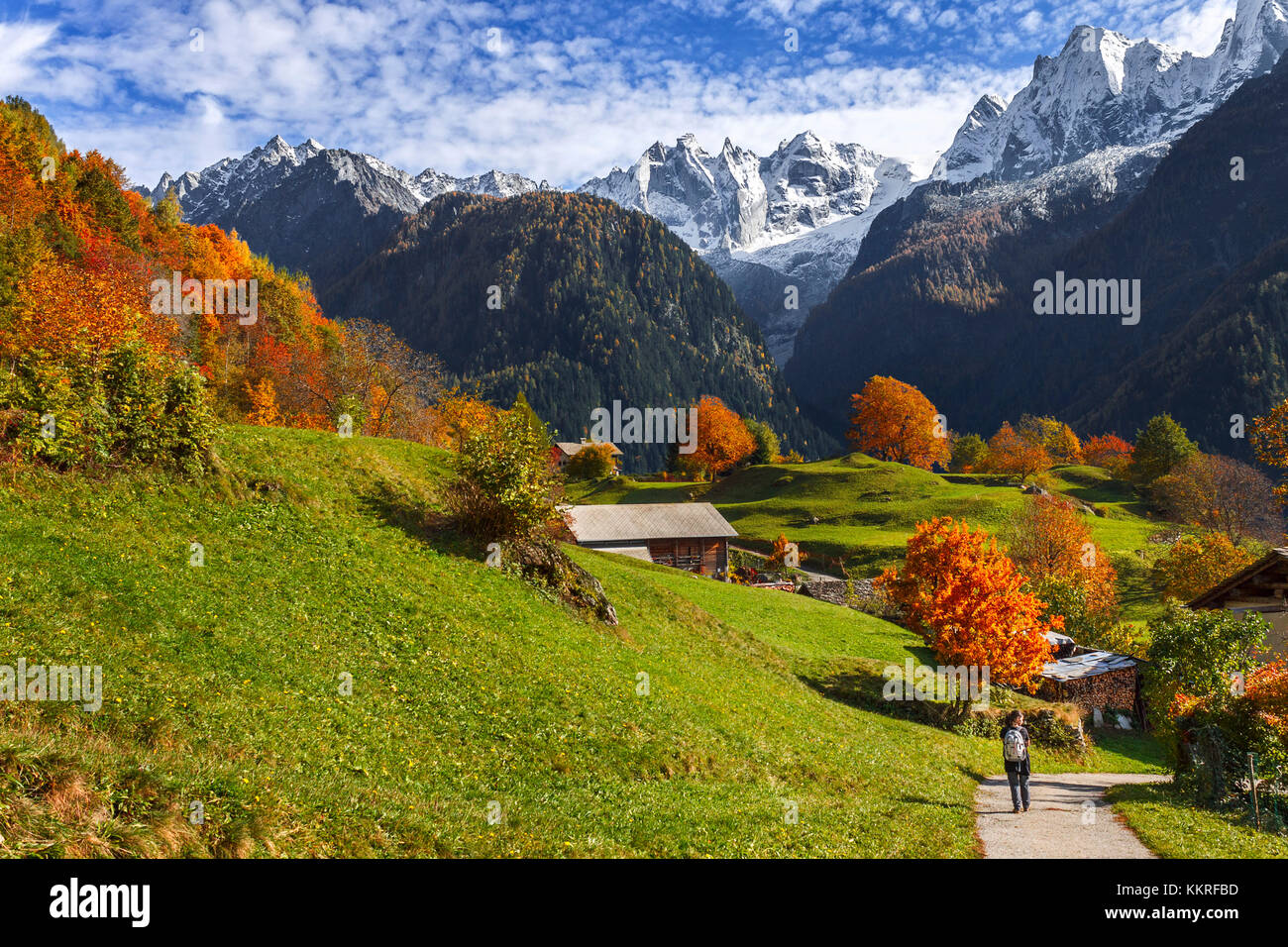 Ein touristischer Besuch des Dorfes Soglio im Herbst, Maloja Region, Kanton Graubünden, Bregaglia Tal, Schweiz, Europa Stockfoto