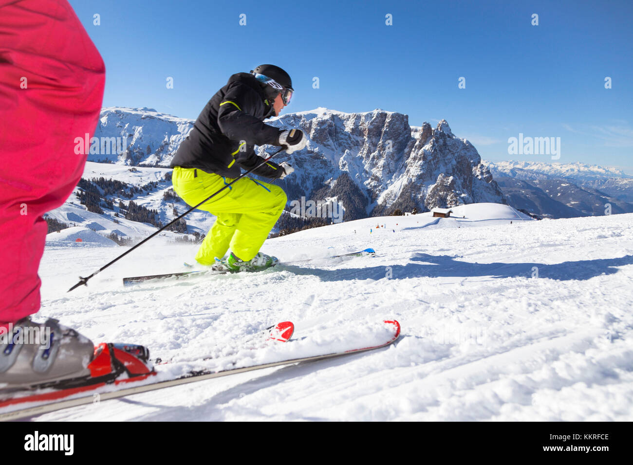Zwei Skifahrer Skifahren auf der Seiser Alm und den Schlern im Hintergrund, Provinz Bozen, Südtirol, Trentino Alto Adige, Italien Stockfoto