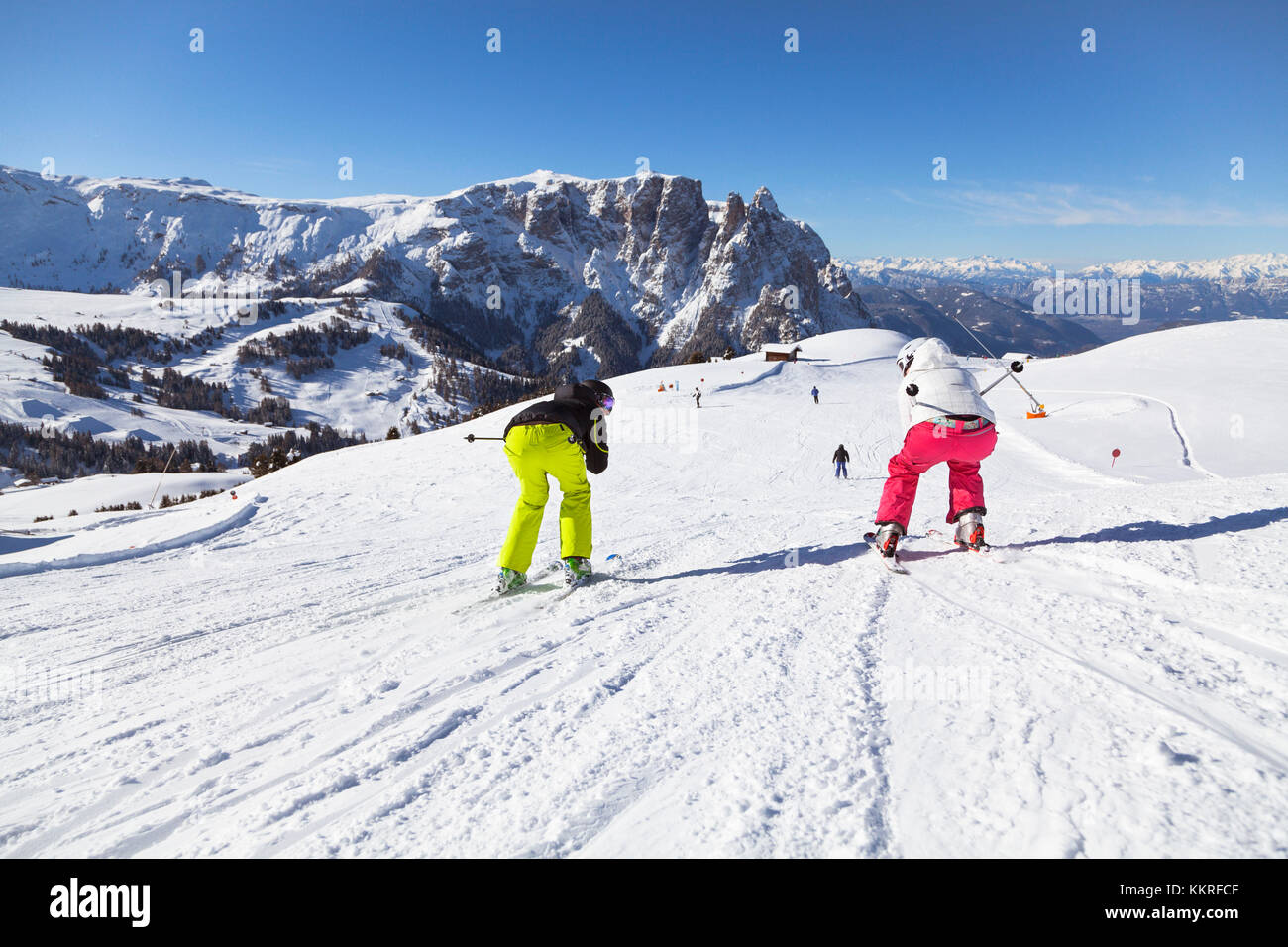 Zwei Skifahrer Skifahren auf der Seiser Alm und den Schlern im Hintergrund, Provinz Bozen, Südtirol, Trentino Alto Adige, Italien Stockfoto