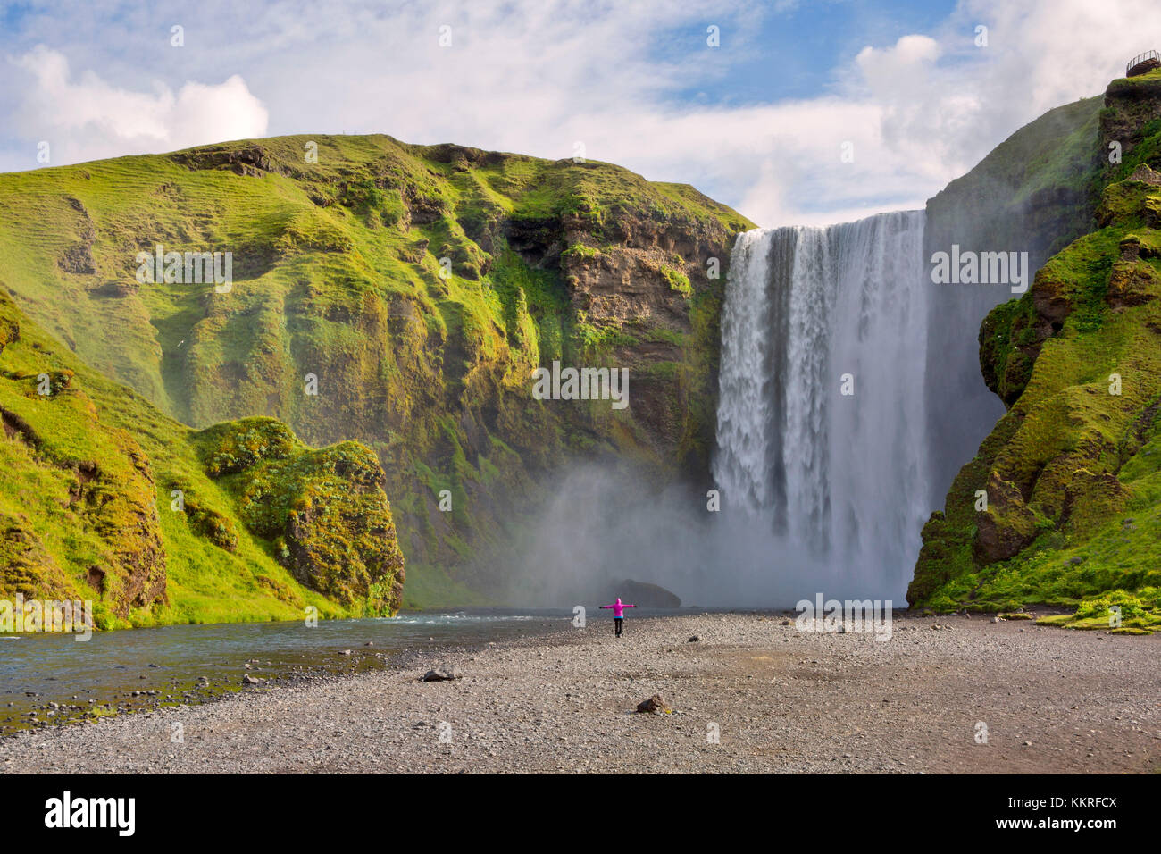 Frau starrte skogafoss Wasserfall, skogar, sudurland, Island Stockfoto