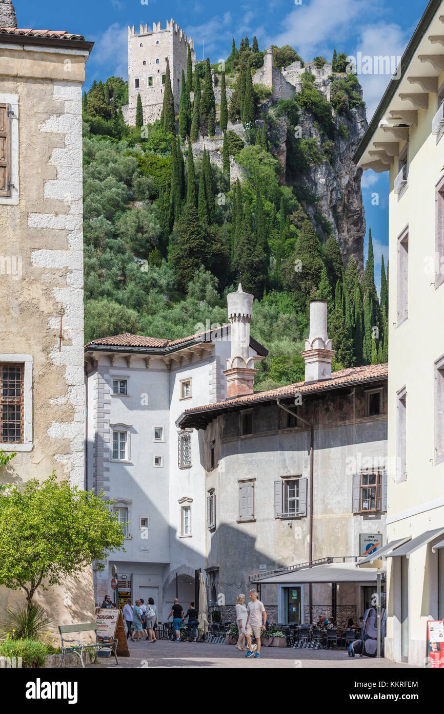 Blick auf die mittelalterliche Burg Arco, Provinz Trient, Italien, Europa Stockfoto