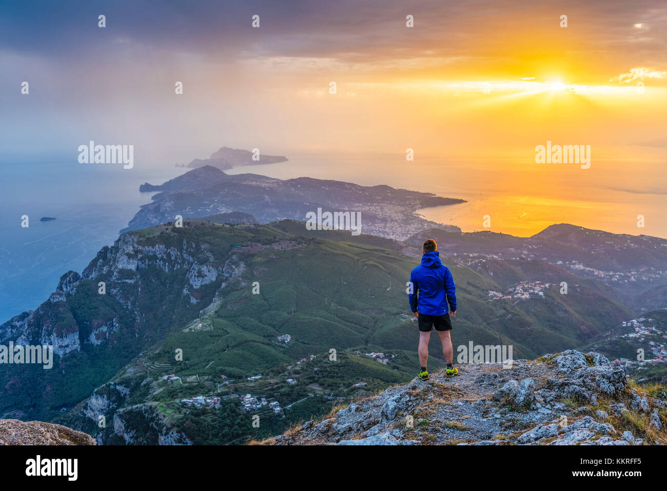 San Michele Berg, Pimonte, Napoli, Kampanien, Italien. Sonnenuntergang über der Halbinsel von Sorrent und Capri. Ein Wanderer bewundert die Ansicht Stockfoto