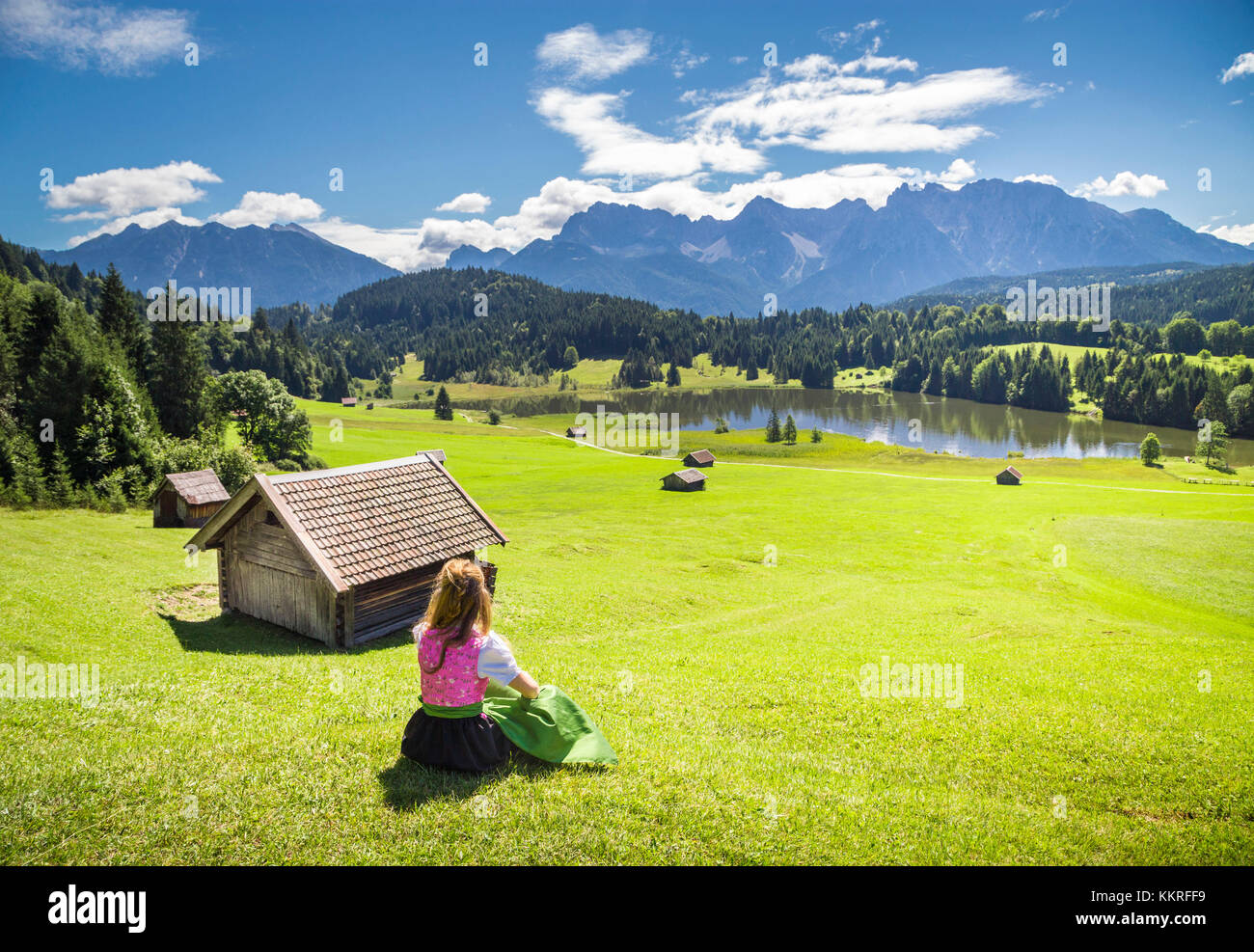 Ein Mädchen in typischen Kleid schaut den Geroldsee. Gerold, Garmisch-Partenkirchen, Bayern, Deutschland Stockfoto