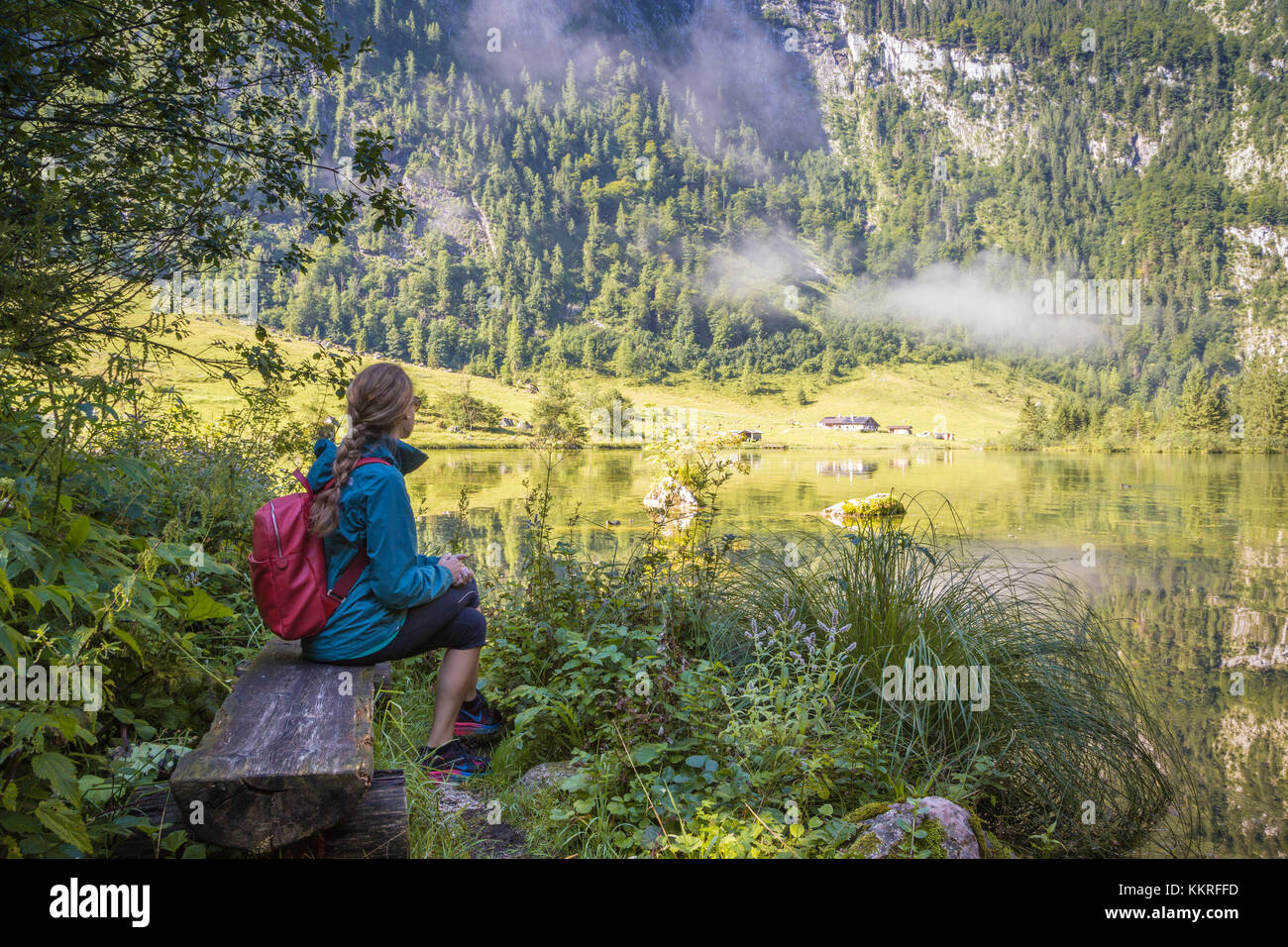 Ein Mädchen auf der Suche am See konigsee, Berchtesgadener Land, Bayern, Deutschland. Stockfoto