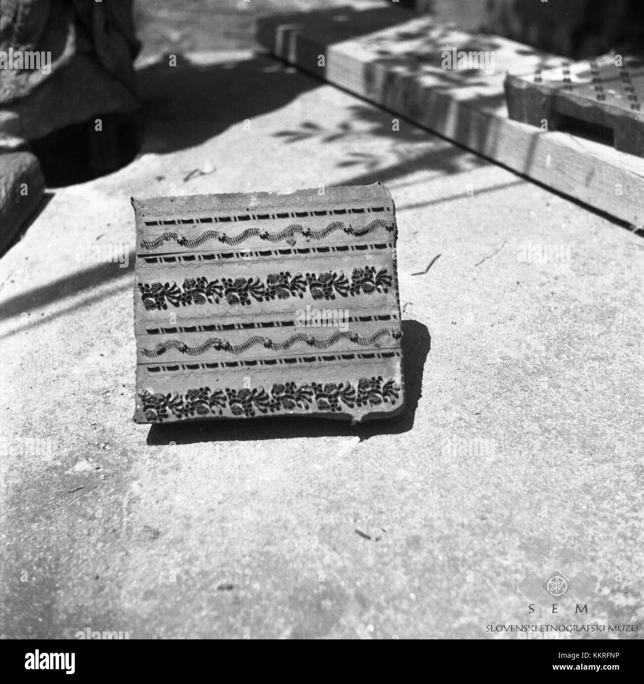 Dieses Bild aus Vitanje, Slowenien, zeigt ein Modell für Druckerzeugnisse, das Hofbauer 1963 entwarf. Sie repräsentiert das Design und die Innovation dieser Zeit in der slowenischen Druckindustrie und spiegelt die Entwicklung des kommerziellen und grafischen Designs wider. Stockfoto