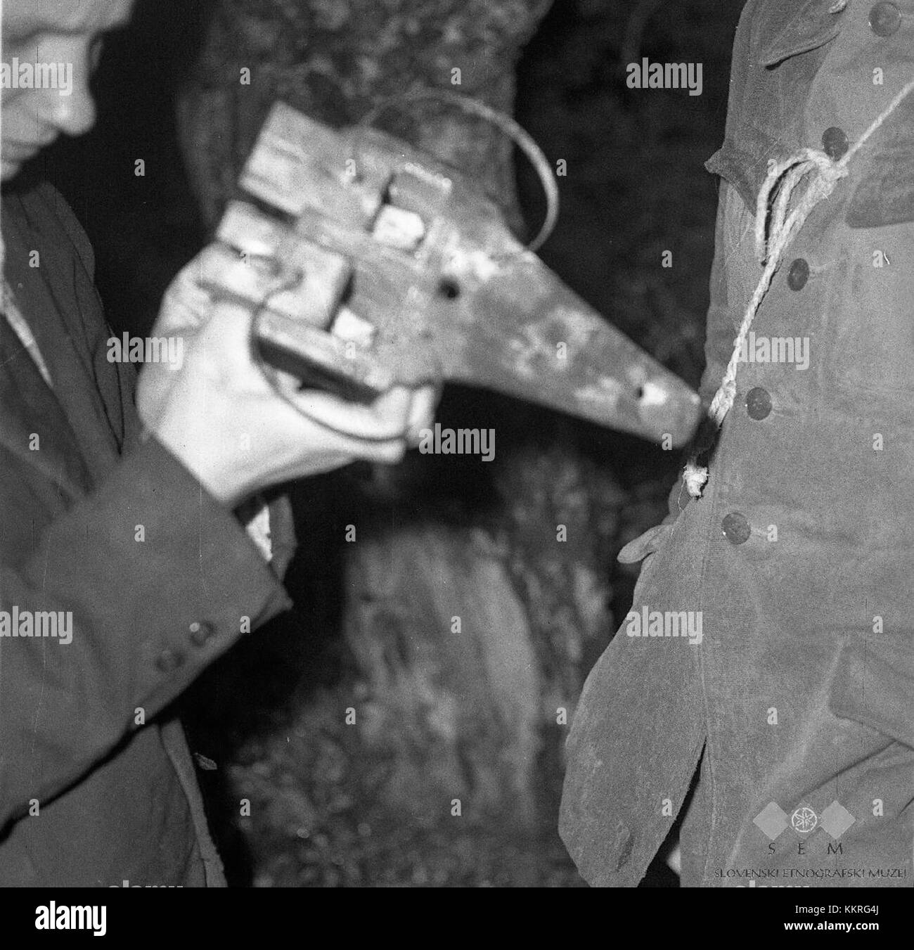 Napenjanje vzmeti na pasti, gegründet 1964, bezieht sich auf eine mechanische Federspannvorrichtung, die den technologischen und industriellen Fortschritt seiner Zeit unterstreicht. Stockfoto