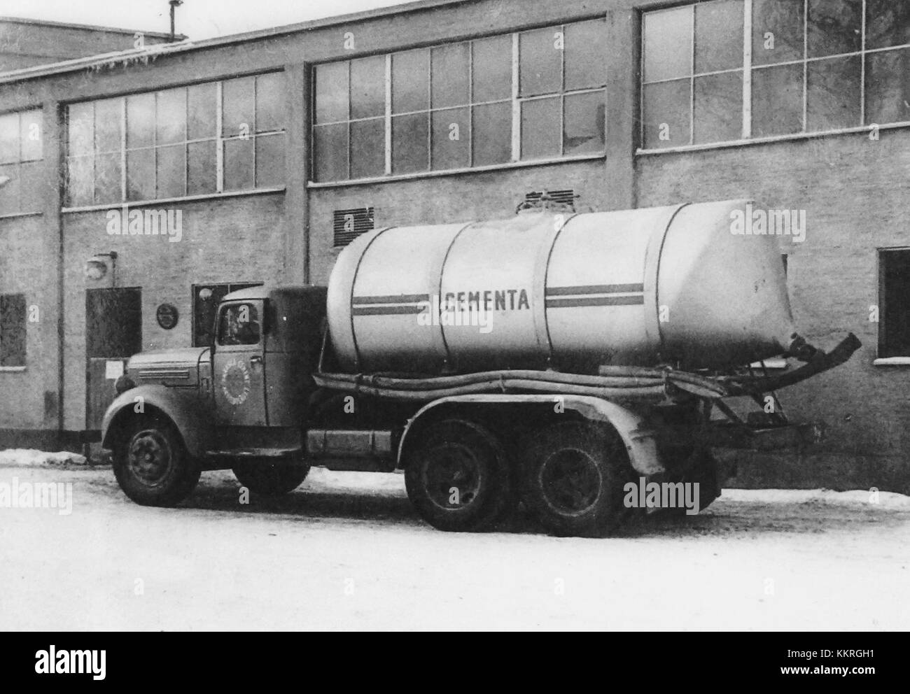 Cementa Bulk Truck, der für den Transport von Schüttgütern verwendet wird, spielt eine entscheidende Rolle in der Bauindustrie, da er Materialien für Bauprojekte liefert. Stockfoto