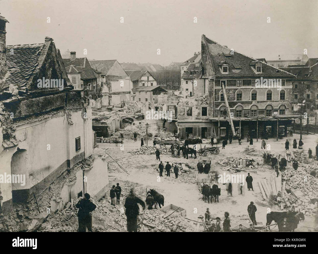 Dieses Foto zeigt die Folgen des Erdbebens von 1895 in Ljubljana, Slowenien. Die Zerstörung ist offensichtlich, da viele Gebäude beschädigt wurden, obwohl die Stadt später wieder aufgebaut wurde, wobei ein Großteil ihres historischen Charakters erhalten blieb. Stockfoto