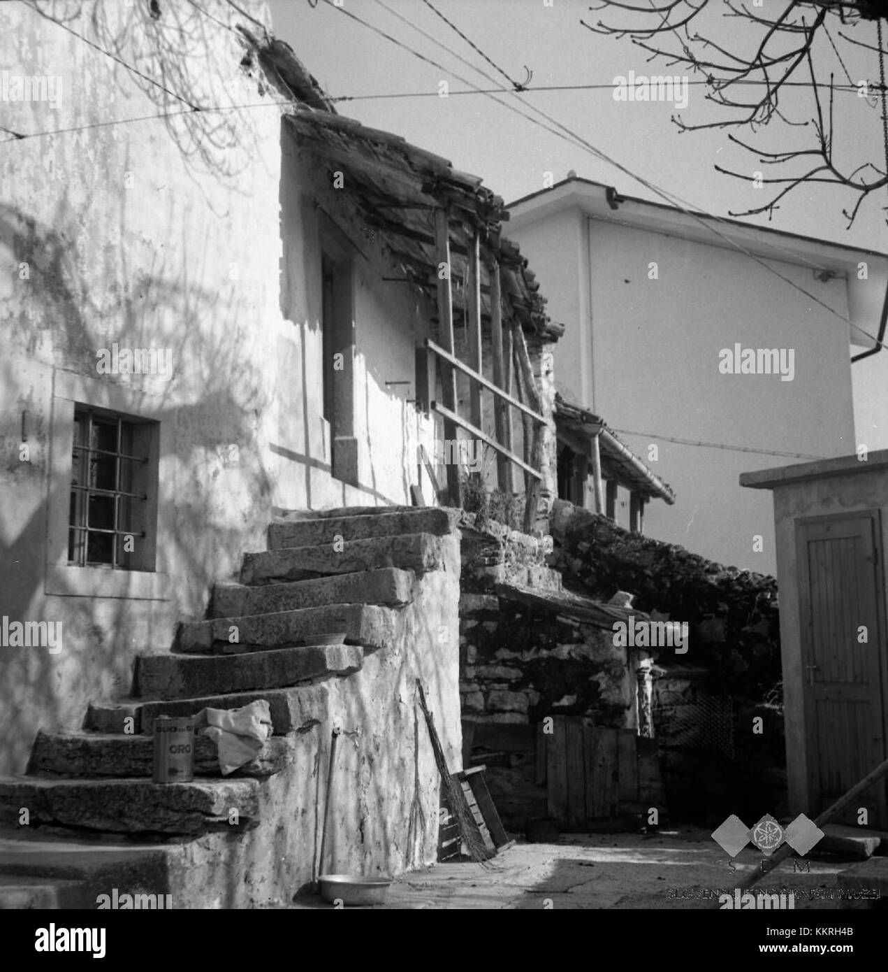 Veliki Repen 8, zunanje stopnice, aus der ersten Hälfte des 19. Jahrhunderts, ist ein architektonisches Bauwerk in Slowenien, das sich wahrscheinlich auf Außentreppen bezieht, die als Teil eines größeren Gebäudes oder einer historischen Stätte errichtet wurden. Stockfoto