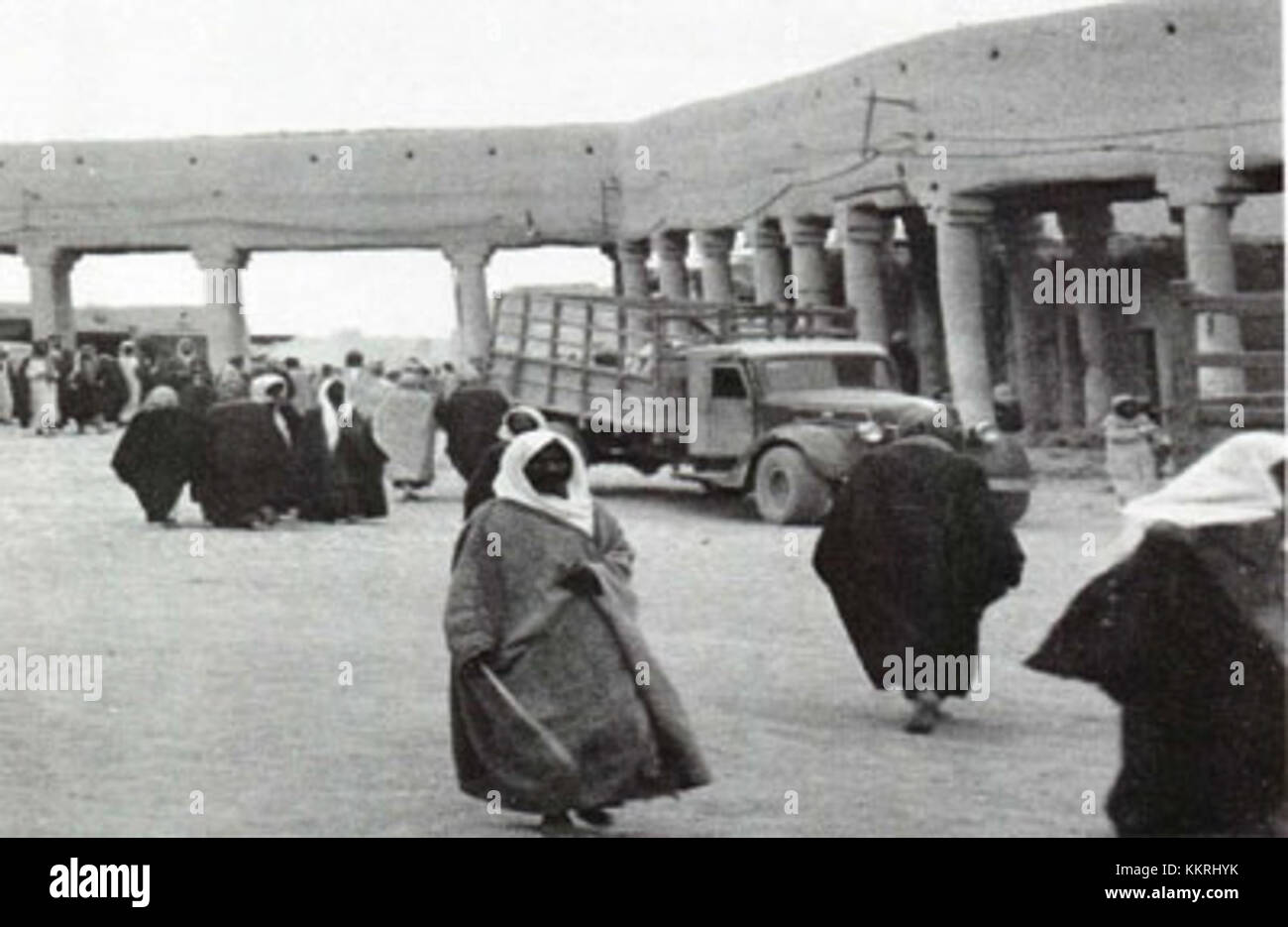 Dieses Bild zeigt eine historische Ansicht der Altstadt von Riad im Jahr 1943 und zeigt die Stadt während einer Zeit der Transformation und Entwicklung in Saudi-Arabien. Stockfoto