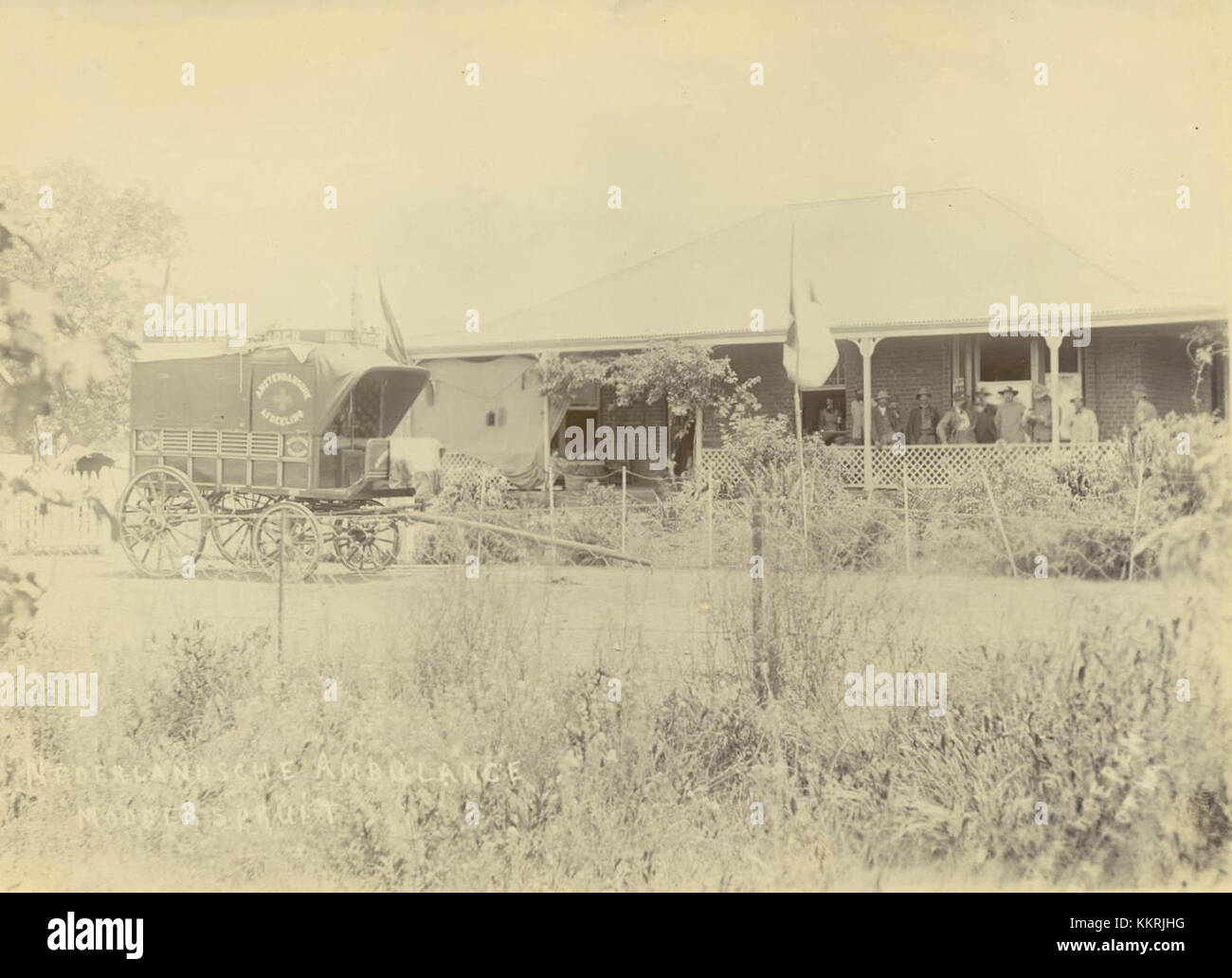 Dieser niederländische Krankenwagen aus Modderspruit aus dem Jahr 1900 ist ein historisches Artefakt, das die medizinischen Transportpraktiken im frühen 20. Jahrhundert widerspiegelt. Stockfoto
