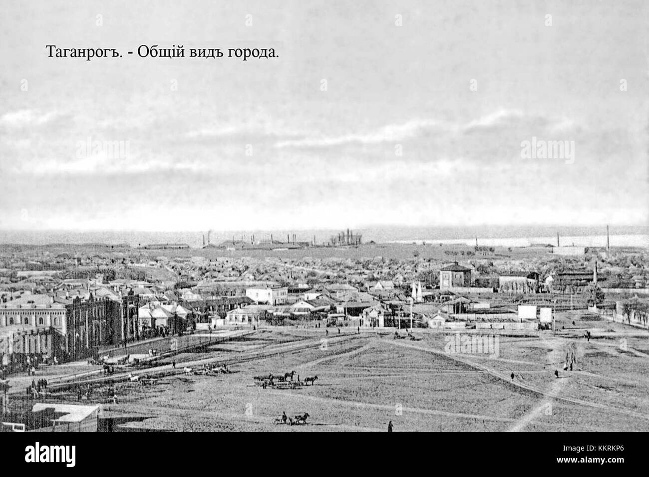 Ein Panoramablick auf Taganrog, eine Stadt in Russland, mit ihrer Architektur und Landschaft. Das Foto zeigt die Skyline der Stadt und hebt sowohl moderne als auch historische Elemente hervor. Stockfoto