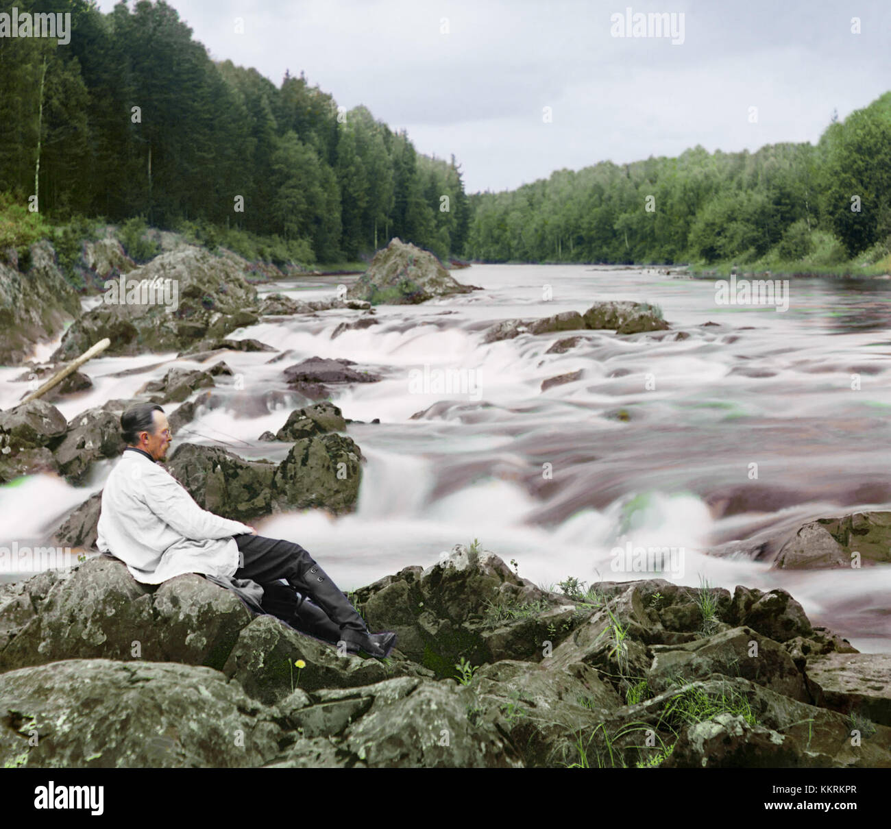 Dieses Foto des russischen Fotografen Sergej Prokudin-Gorsky zeigt den Fluss Suna, der in leuchtenden Farben mit seinem bahnbrechenden drei-Farben-Verfahren aufgenommen wurde. Prokudin-Gorskys Werk liefert eine wichtige visuelle Aufzeichnung der russischen Landschaften im frühen 20. Jahrhundert. Stockfoto
