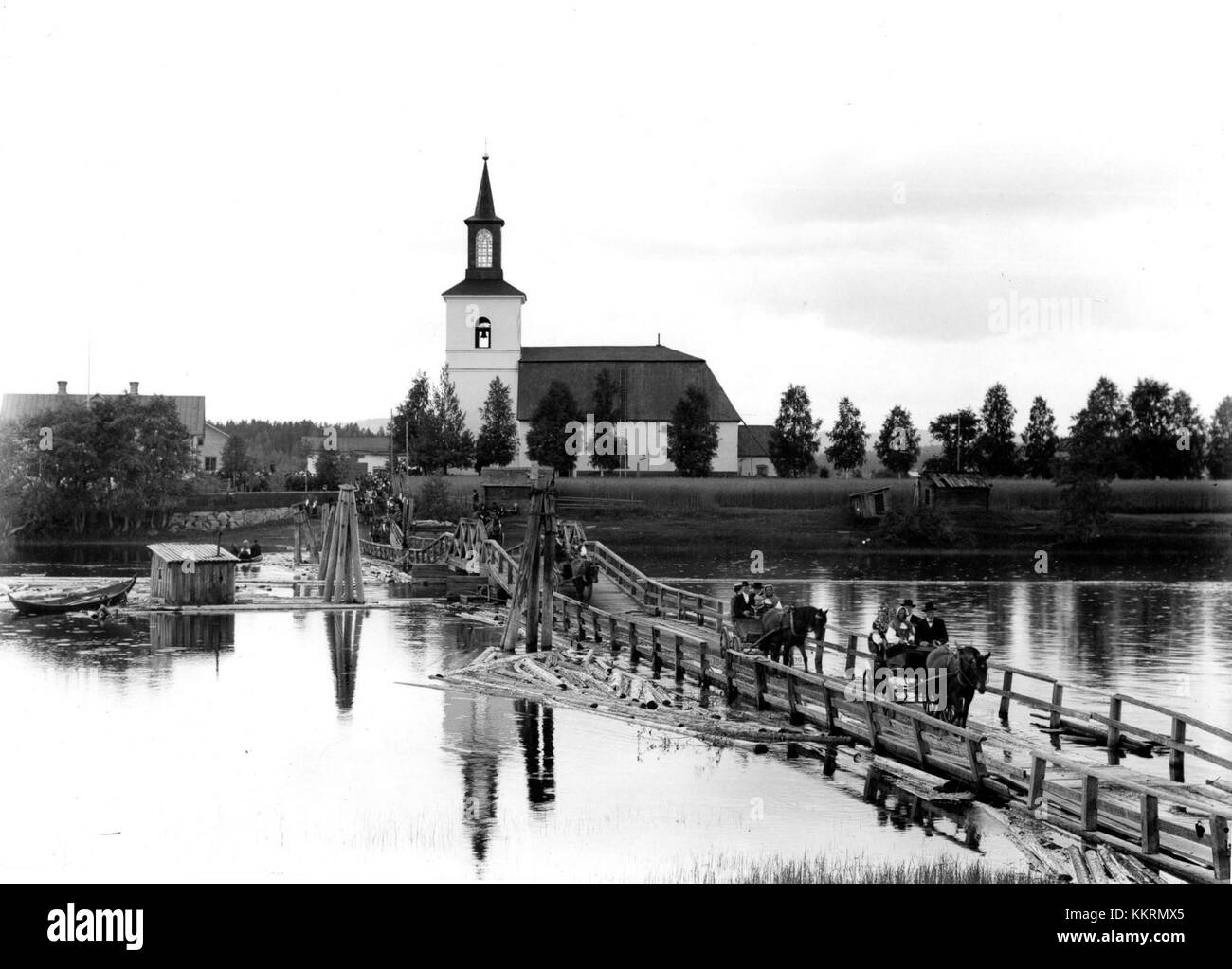 Die Floda Kyrkbron oder Floda Church Bridge ist eine historische Brücke in Schweden, die Bereiche um die Kirche herum verbindet. Die Brücke spielt eine wichtige Rolle im Nahverkehr und ist ein wichtiges kulturelles und historisches Merkmal der Region. Stockfoto