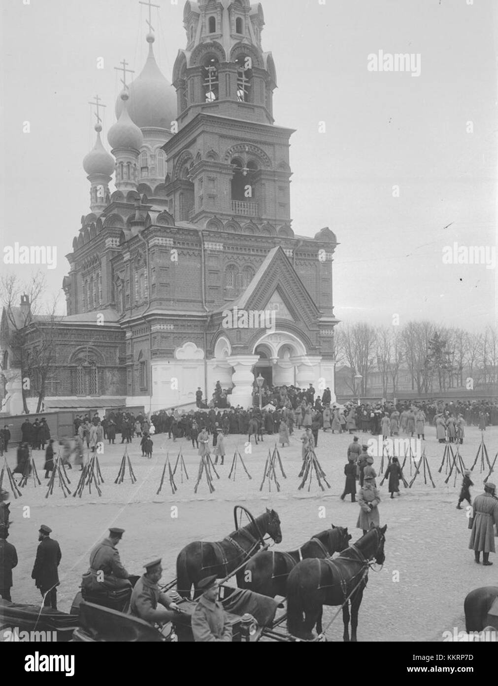 Dieses historische Bild zeigt eine Militärparade in der Nähe der Kirche unseres barmherzigen Erlösers. Die Kirche, die sich in Russland befindet, hat zahlreiche bedeutende Ereignisse erlebt, und diese Parade markiert einen Moment der militärischen Prozession in der Nähe ihrer Räumlichkeiten. Stockfoto