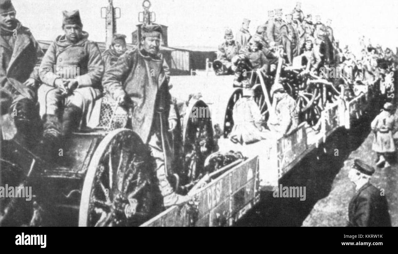 Eine Fotografie aus dem Jahr 1914, die serbische Artillerie zeigt, die an die Grenze transportiert wird. Dieser Moment erfasst die militärischen Vorbereitungen in den frühen Phasen des Ersten Weltkriegs auf dem Balkan. Stockfoto