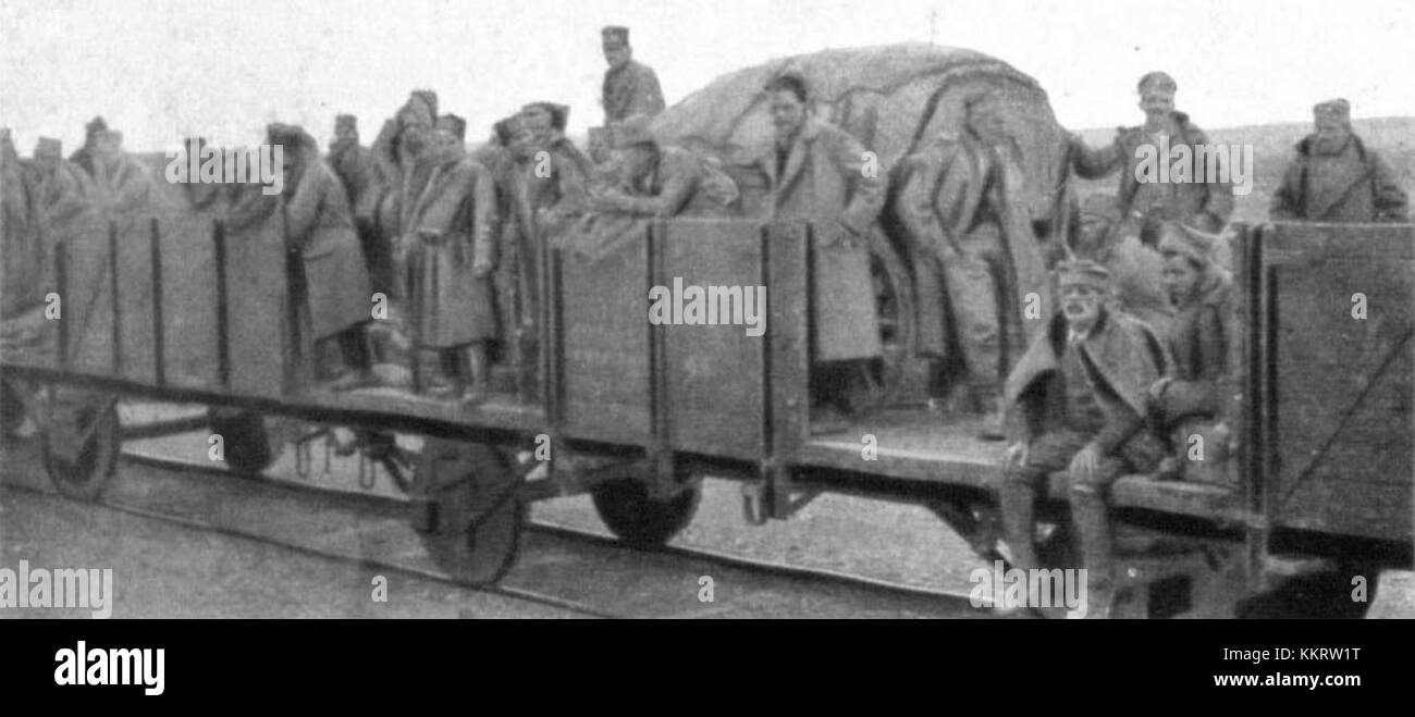 Dieses historische Bild zeigt, wie serbische Truppen 1914 an die Grenzen transportiert wurden, wahrscheinlich während der Ereignisse vor dem Ersten Weltkrieg. Das Bild fängt einen entscheidenden Moment in der militärischen Mobilisierung des frühen 20. Jahrhunderts ein. Stockfoto