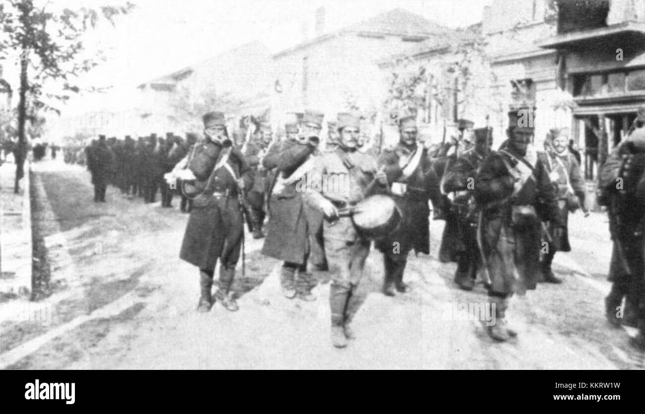 Foto von serbischen Truppen, die 1914 an die Grenze zogen, zeigt einen entscheidenden Moment im Vorfeld des Ersten Weltkriegs Stockfoto
