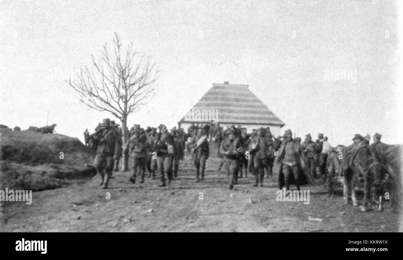 Dieses Foto zeigt serbische Truppen während eines zwangsmarsches in der Nähe der Grenze im Jahr 1914, kurz vor Ausbruch des Ersten Weltkriegs. Das Bild erfasst die Not und die Bewegung der Soldaten über schwieriges Gelände und unterstreicht die militärischen Mobilisierungsbemühungen in dieser angespannten Periode der Geschichte. Stockfoto