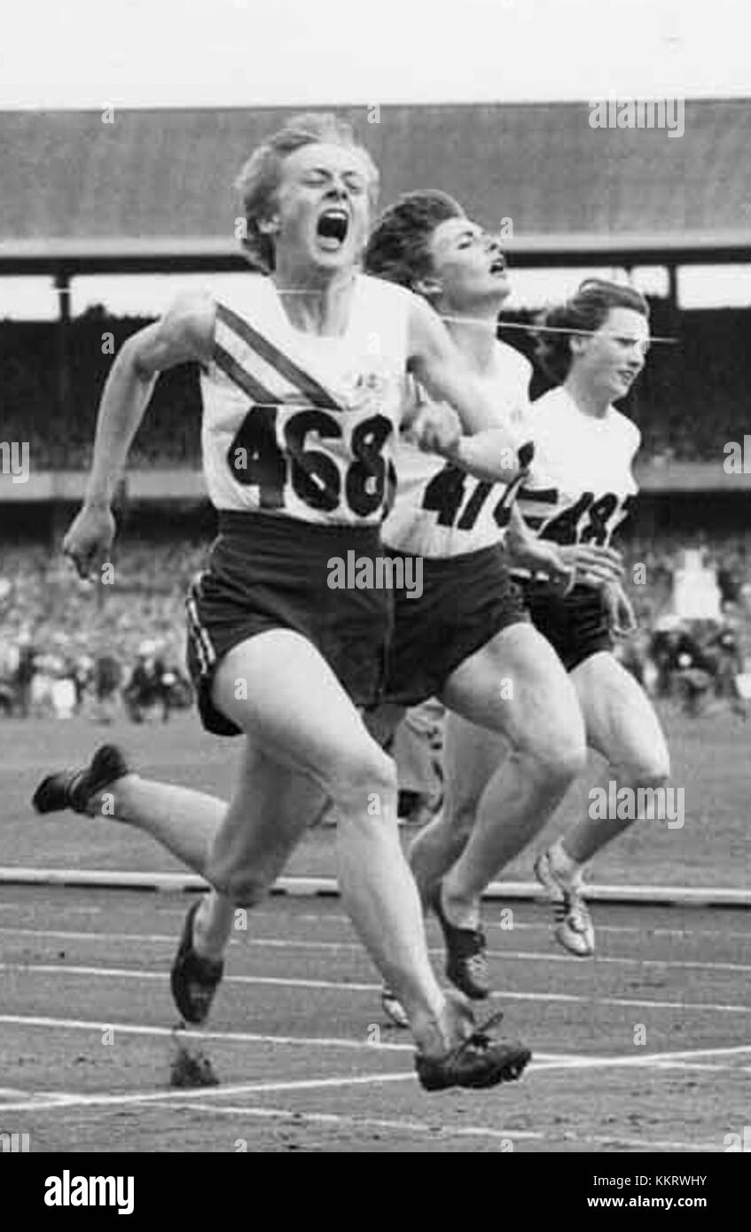Dieses Foto zeigt die australischen Athleten Betty Cuthbert, Marlene Mathews und Heather Armitage bei den Olympischen Spielen 1956 in Melbourne, die ihre Erfolge im Leichtathletik-Bereich feiern. Ihre Leistungen trugen zum Erfolg Australiens in der Leichtathletik bei. Stockfoto