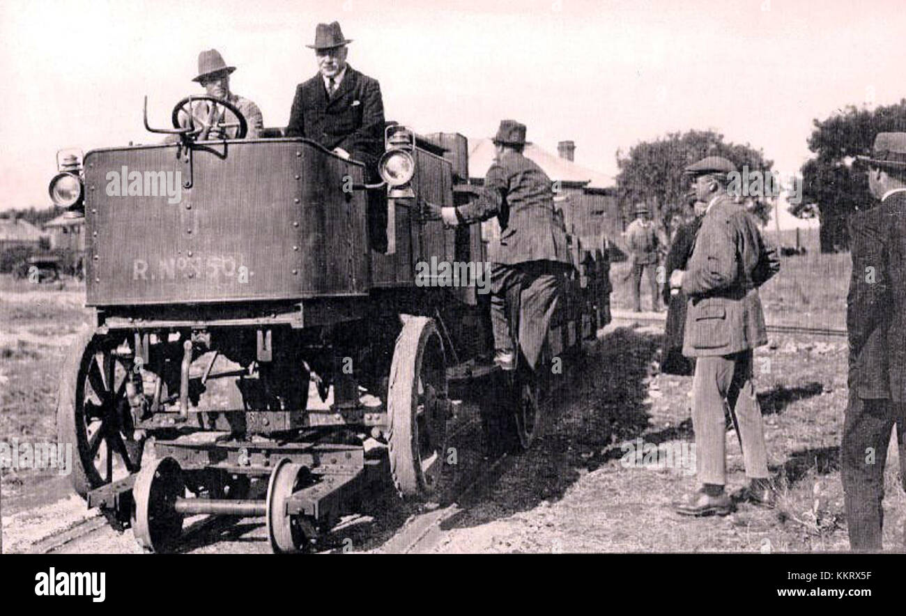 Der Dutton Road Rail Traktor Prototyp RR1501 ist ein einzigartiges Fahrzeug, das sowohl für den Straßen- als auch für den Schienenverkehr entwickelt wurde. Sie zeigt die frühe Entwicklung der Multimode-Verkehrstechnologie im 20. Jahrhundert. Stockfoto