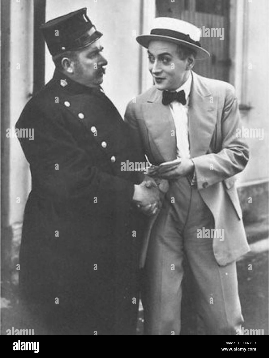 „Bomben 1920“ bezieht sich auf ein historisches Ereignis im Jahr 1920, das wahrscheinlich mit Bombenanschlägen oder explosiven Vorfällen während einer Zeit politischer Unruhen oder Kriege zusammenhängt und die sozialen und politischen Herausforderungen des frühen 20. Jahrhunderts widerspiegelt. Stockfoto