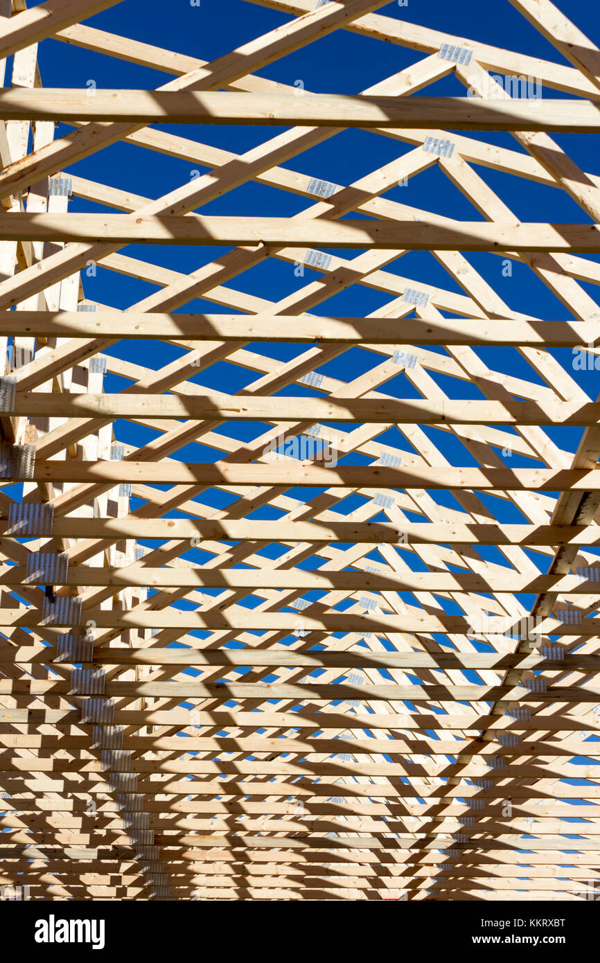 Holz Konstruktion von Wohnungsbau Einfamilienhaus Baustelle mit Bauholz 2 x 4 Stud Baustoff. Stockfoto