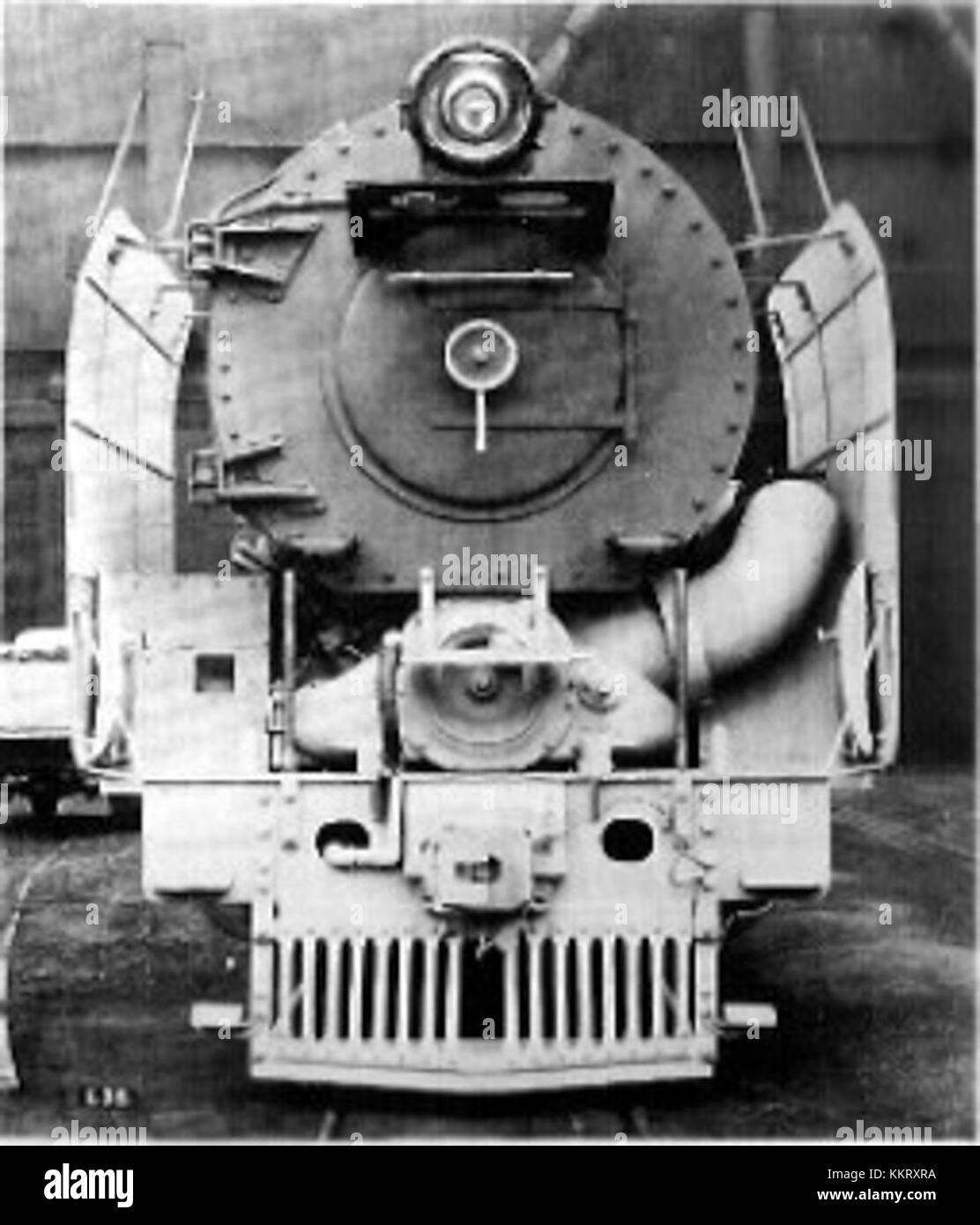 Die Rauchkastenfront der Baureihe 25 ist Bestandteil einer britischen Eisenbahnlokomotive, speziell der dieselelektrischen Lokomotive der Baureihe 25. Dieser Teil ist entscheidend für die Unterbringung der Dampf- und Abluftsysteme der Lokomotive, um eine ordnungsgemäße Belüftung und einen effizienten Betrieb während des Transports zu gewährleisten. Stockfoto