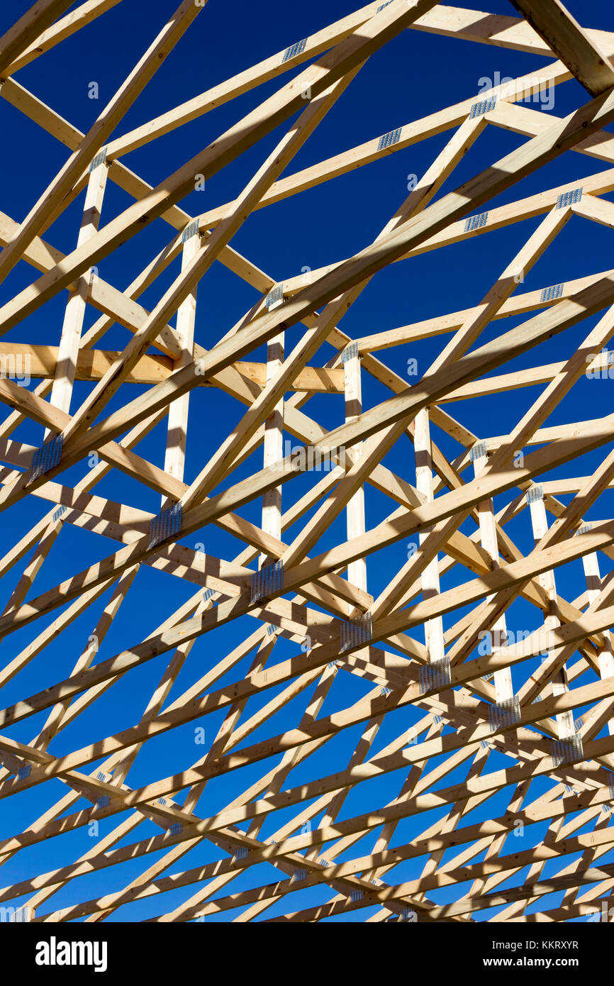 Holz Konstruktion von Wohnungsbau Einfamilienhaus Baustelle mit Bauholz 2 x 4 Stud Baustoff. Stockfoto