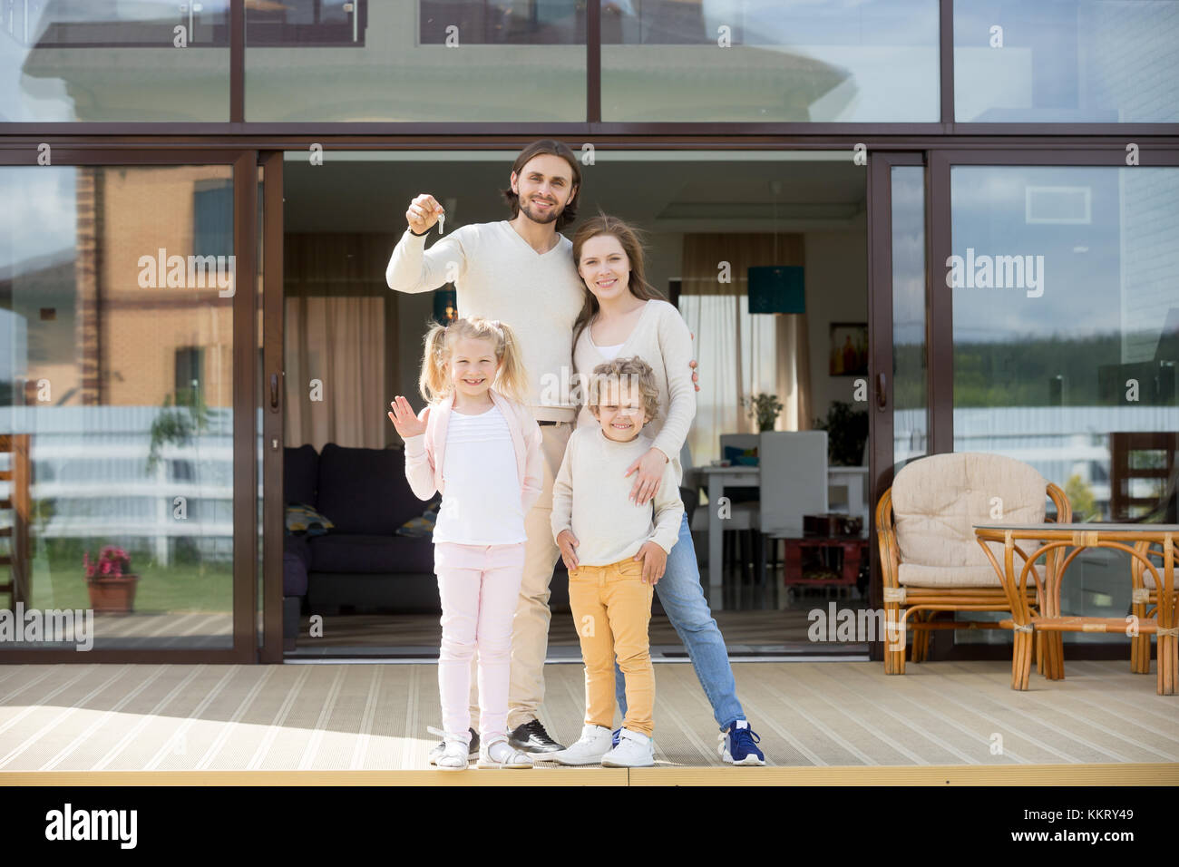 Familie mit Kindern, die Tasten an der Kamera suchen, kaufen Haus Stockfoto