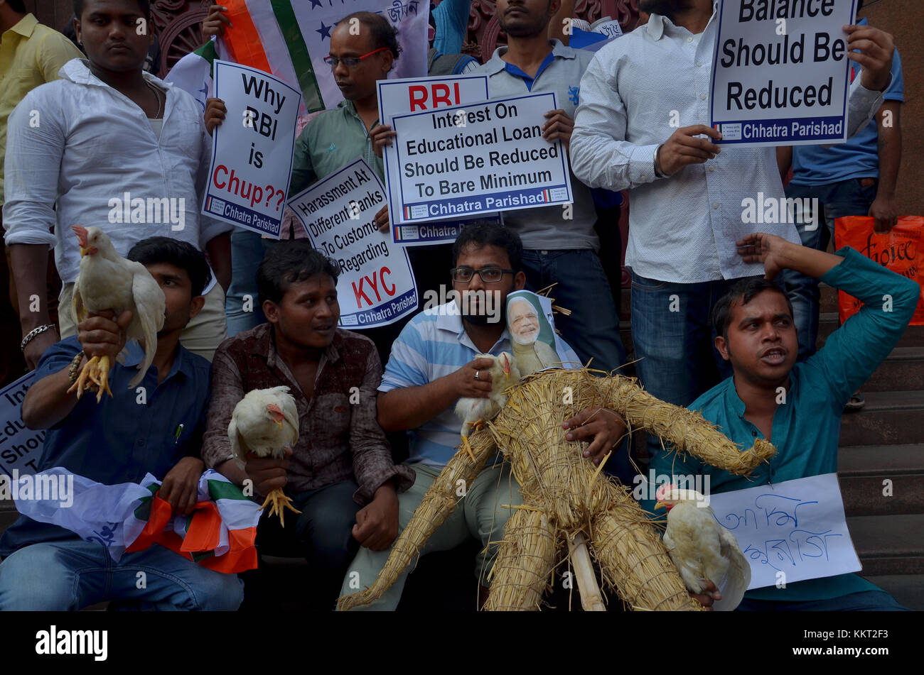 Kolkata, Indien. 01 Dez, 2017. chatra Parishad, Student Flügel des indischen Nationalkongresses Anhänger während eines Protestes gegen die Regierung der Union zu sammeln und verschiedene Themen vor der Reserve Bank of India Regionalbüro in Kolkata, Indien Am 01. Dezember 2017. Quelle: sanjay purkait/Pacific Press/alamy leben Nachrichten Stockfoto