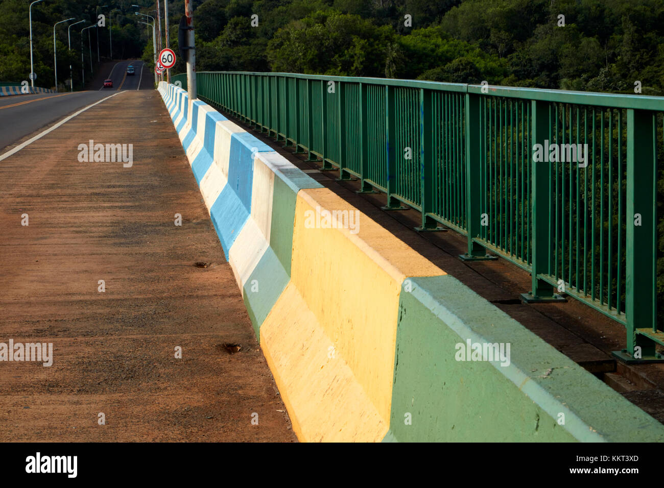 Internationale Grenze auf der Brücke über den Fluss Iguazu, Brasilien - Argentinien, Südamerika Stockfoto