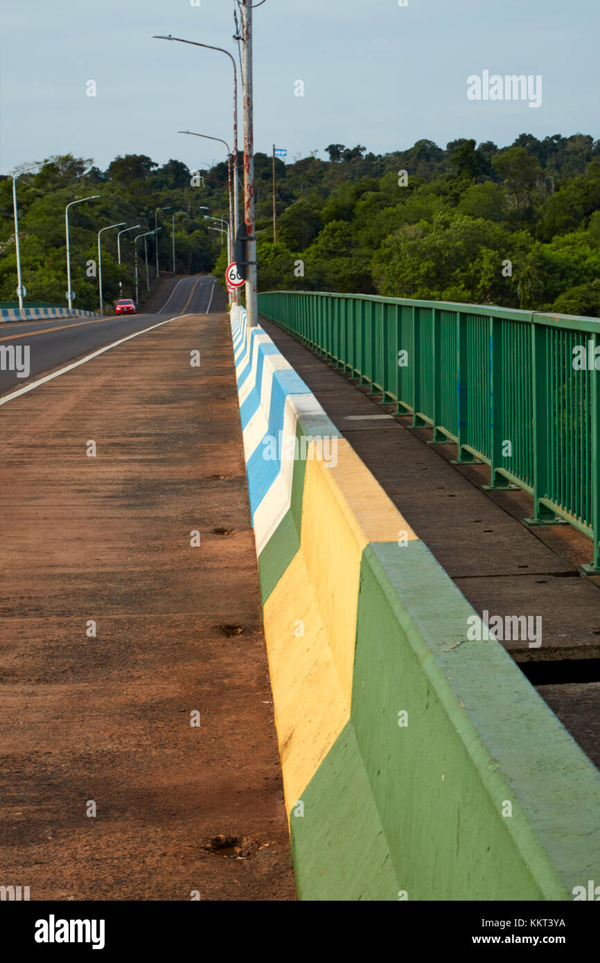 Internationale Grenze auf der Brücke über den Fluss Iguazu, Brasilien - Argentinien, Südamerika Stockfoto