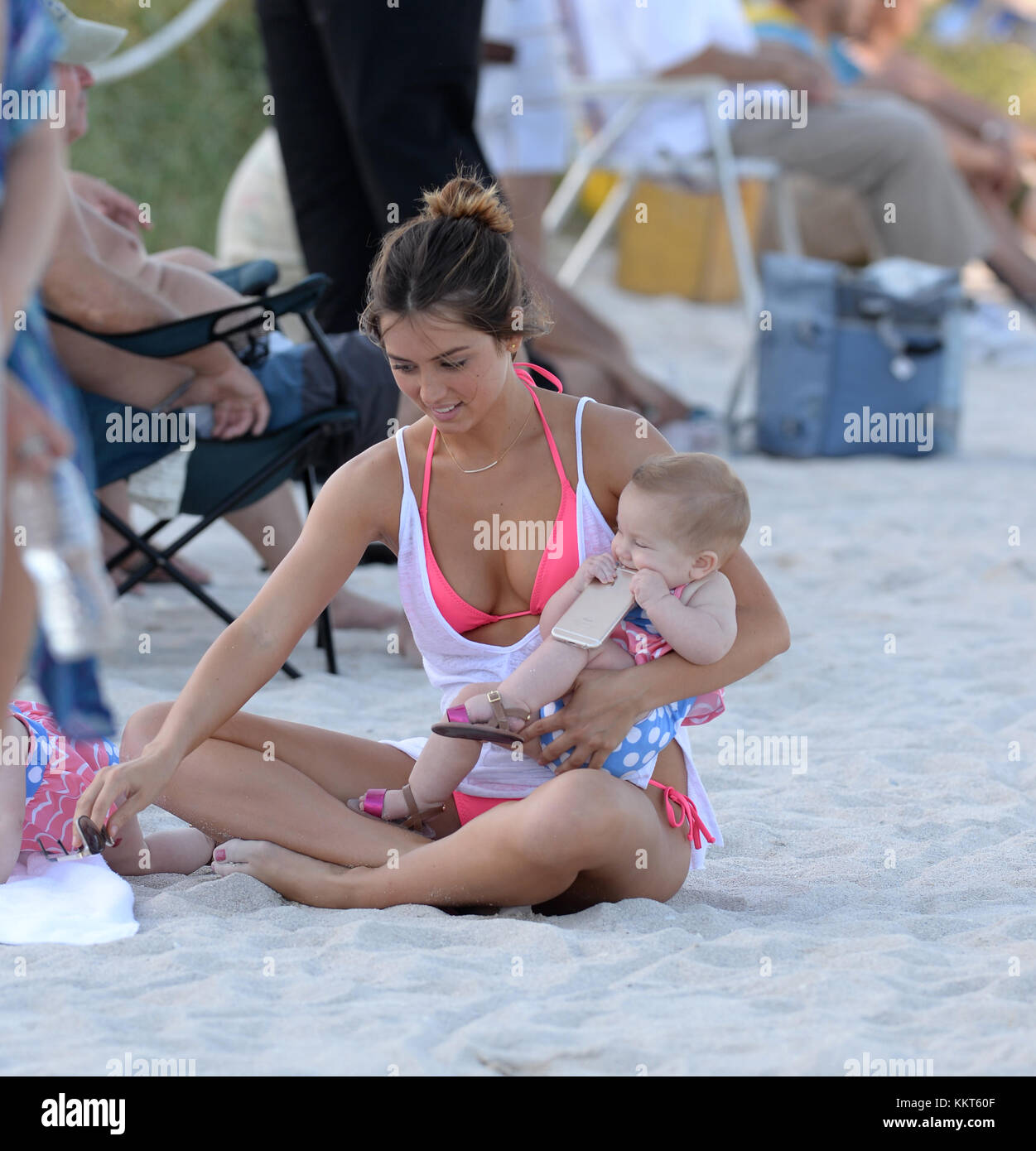 MIAMI BEACH, FL - Mai 08: Akteure Ana de Armas und Meilen Erzähler Film auf der Miami eingestellt von Waffen und Gecken mit Regisseur Todd Phillips am 8. Mai 2015 in Miami Beach, Florida. Personen: Ana de Armas Stockfoto