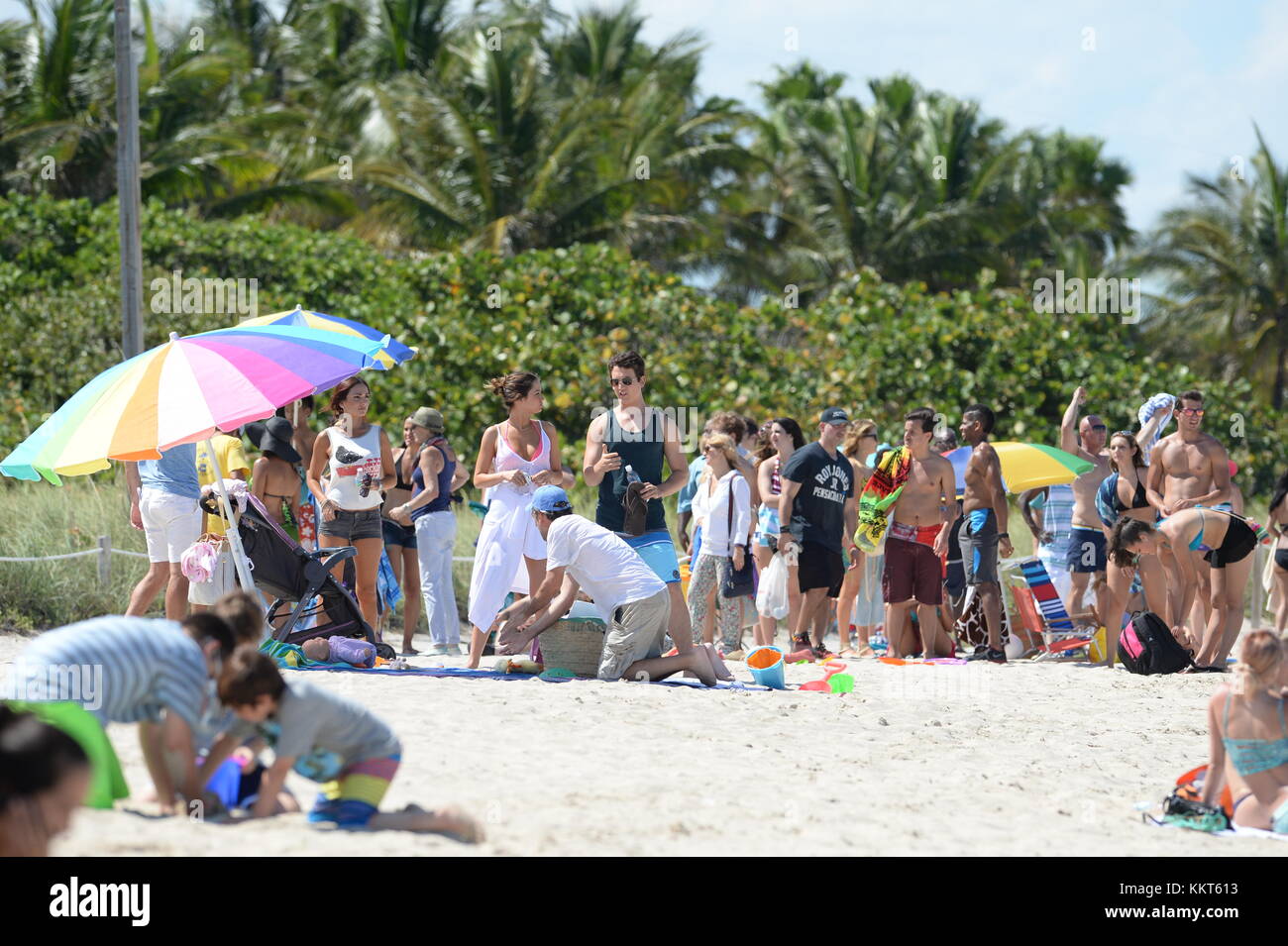 MIAMI BEACH, FL - 08. MAI: Miami Set of Arms and Dudes am 8. Mai 2015 in Miami Beach, Florida. Leute: ANA de Armas, Miles Teller, Todd Phillips Stockfoto