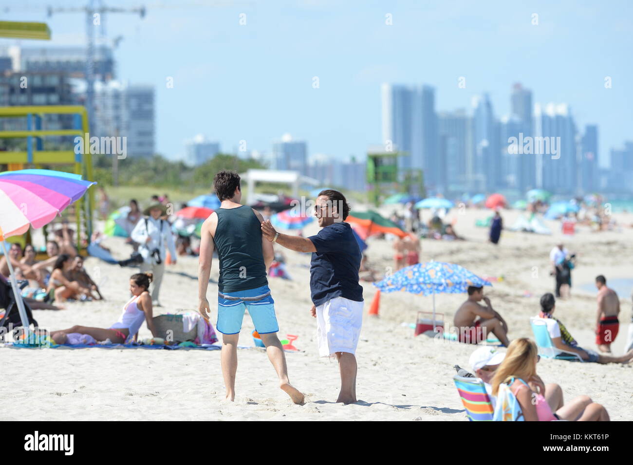 MIAMI BEACH, FL - 08. MAI: Miami Set of Arms and Dudes am 8. Mai 2015 in Miami Beach, Florida. Leute: ANA de Armas, Miles Teller Stockfoto