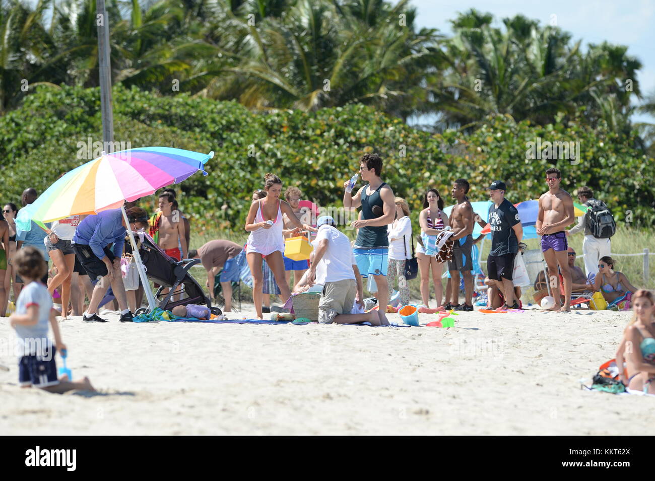 MIAMI BEACH, FL - 08. MAI: Miami Set of Arms and Dudes am 8. Mai 2015 in Miami Beach, Florida. Leute: ANA de Armas, Miles Teller, Todd Phillips Stockfoto