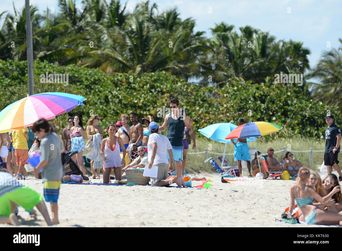 MIAMI BEACH, FL - 08. MAI: Miami Set of Arms and Dudes am 8. Mai 2015 in Miami Beach, Florida. Leute: ANA de Armas, Miles Teller, Todd Phillips Stockfoto