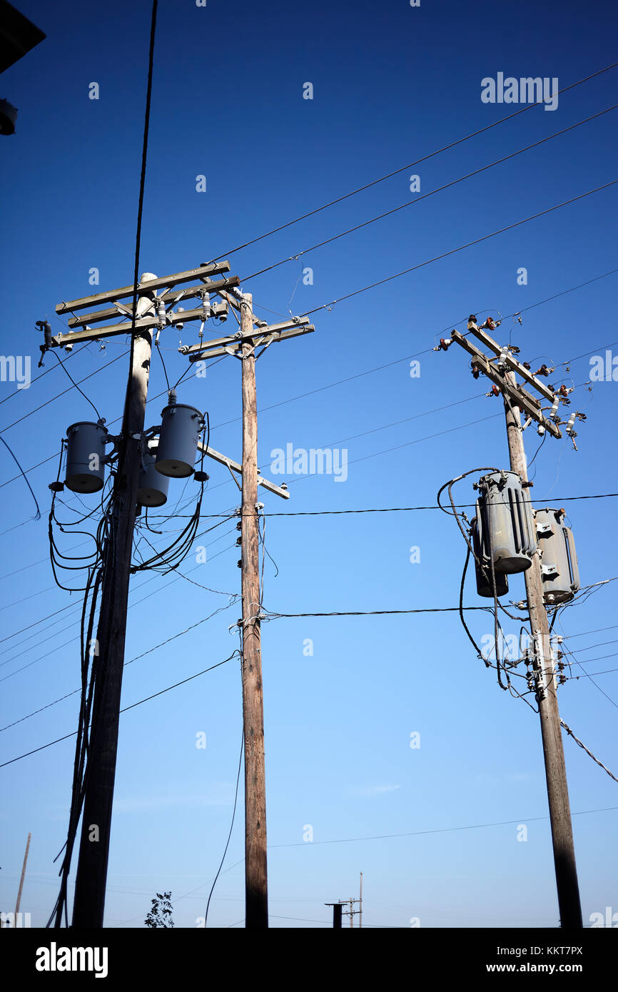 Strommasten mit Anschlüssen und Isolatoren mit Hochspannungskabeln, die Verteilung von Energie und der Energie vor blauem Himmel Stockfoto