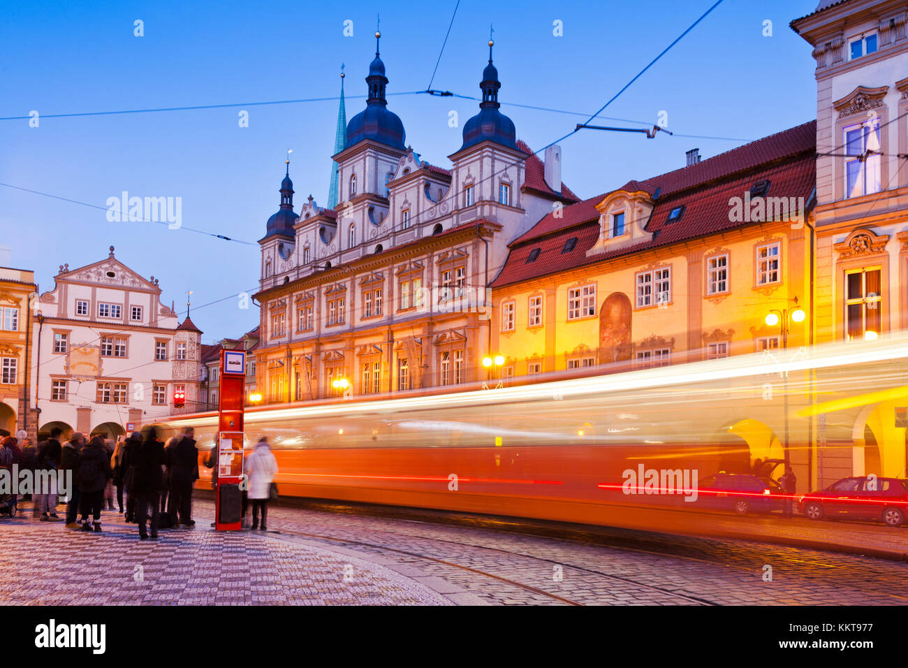 Nachtverkehr der Straßenbahn, Malostranská beseda (Rathaus) kleiner Stadtplatz (UNESCO), Prag, Tschechische republik Stockfoto