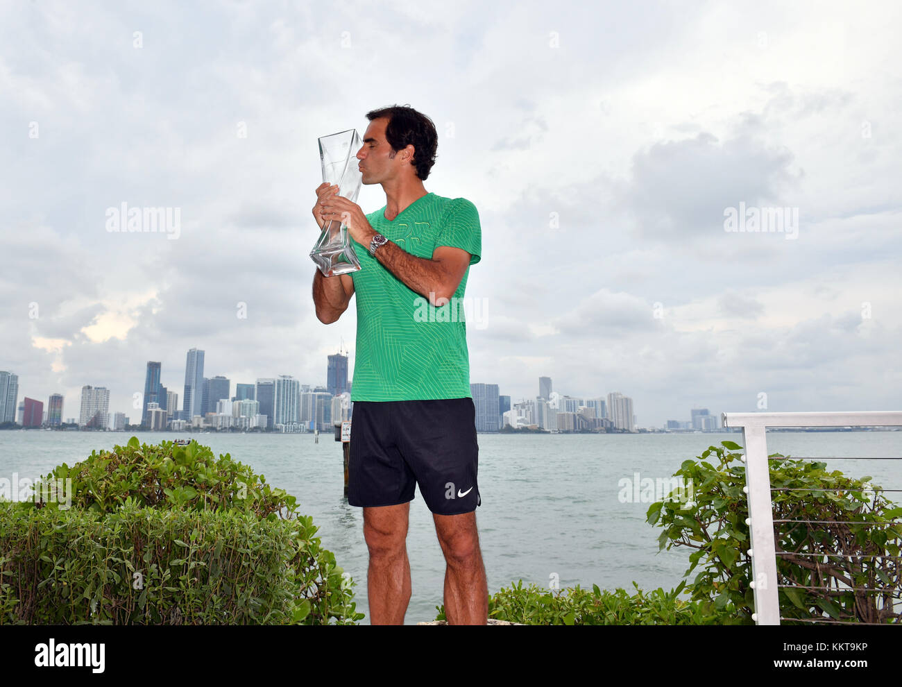 KEY BISCAYNE, FLORIDA – APRIL 02: Roger Federer aus der Schweiz posiert im Rusty Pelican Restaurant vor der Skyline von Miami, nachdem er Rafael Nadal aus Spanien während des Finales der Männer am 14. Tag der Miami Open im Crandon Park Tennis Center am 2. April 2017 in Key Biscayne, Florida besiegt hatte. Personen: Roger Federer Stockfoto