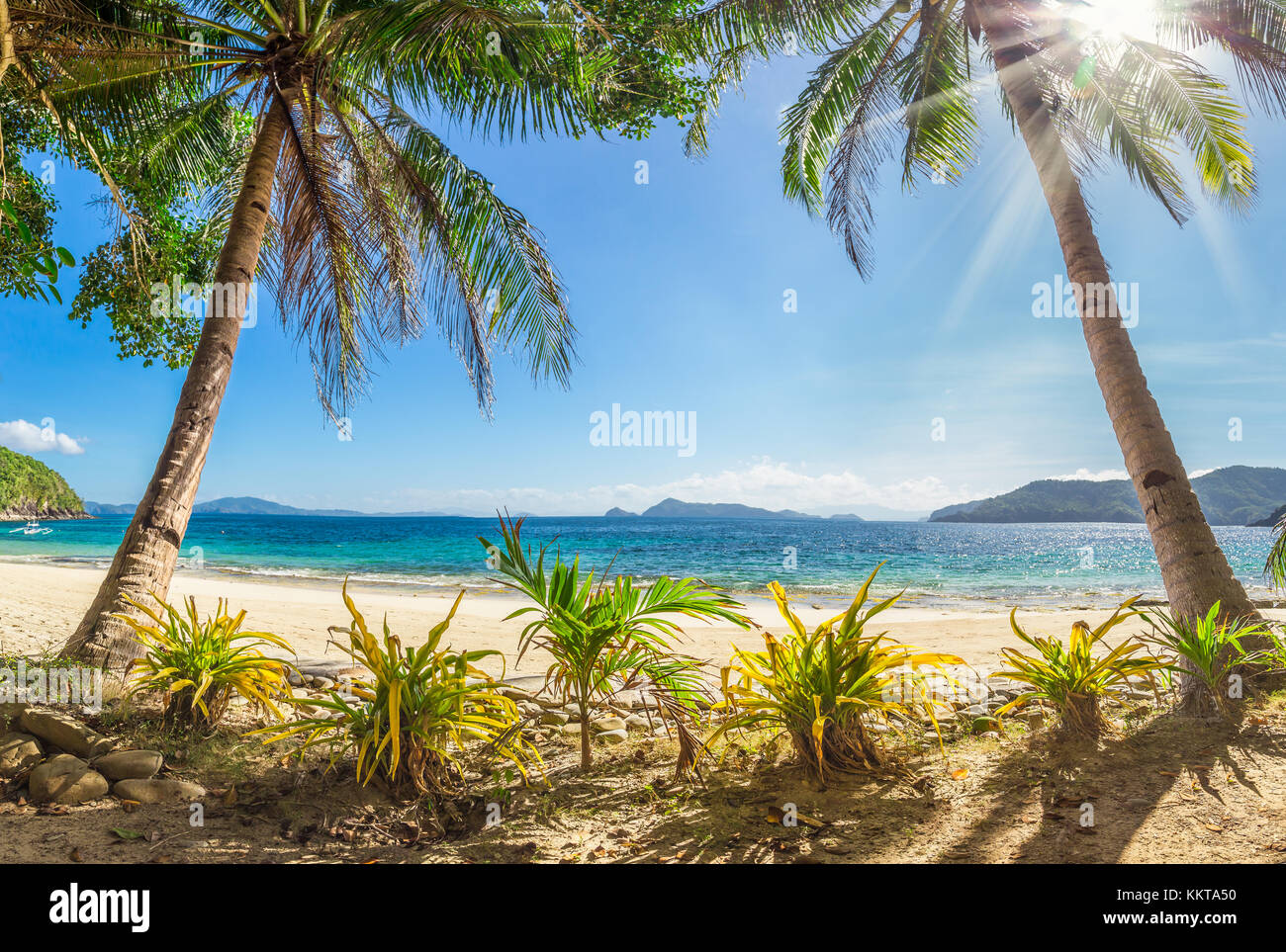 Exotischen Strand mit Palmen und super Wasser in starken Mittagssonne Stockfoto