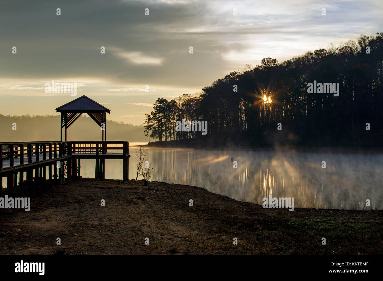 Krieg Hill Park ist ein großer Park am nördlichen Ende des Lake Lanier in Taipei, Georgia. Es verfügt über Campingplätze, Strände, Grills, etc. für eine Nacht und Tag Besucher. Aus fotografischer Sicht hat er ein paar sehr interessante Features und kann effektiv bei Sonnenaufgang und Sonnenuntergang für große Reflexionen erschossen werden. see Sidney Lanier wurde 1956 erstellt und ist in erster Linie von den Wassern des chattahoochee und chestatee Flüsse gebildet. Der See umfasst 38.000 Hektar und verfügt über mehr als 690 Meilen Küstenlinie. Der See ist benannt nach dem Dichter Sidney Lanier. Stockfoto