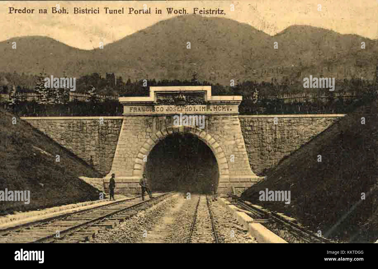 Bohinjski Predor ist ein historischer Tunnel in Slowenien, der 1906 als Teil des Eisenbahnsystems errichtet wurde. Sie spielt eine Schlüsselrolle bei der Verbindung von Regionen und bleibt ein bedeutender Teil der slowenischen Ingenieurgeschichte. Stockfoto