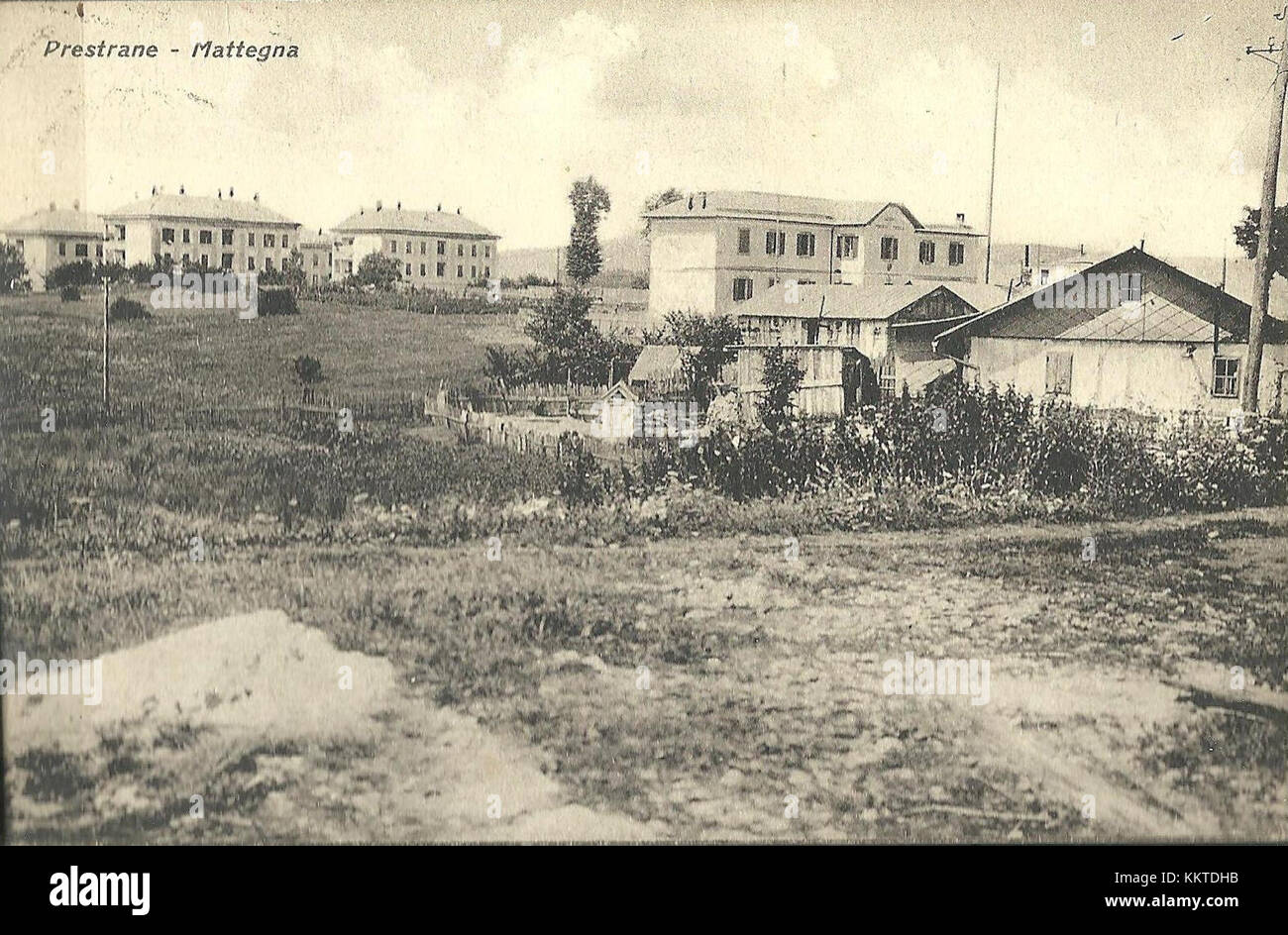Eine Postkarte aus den 1930er Jahren von Prestranek, Slowenien, die den historischen Charakter und die ländliche Landschaft der Stadt während des frühen 20. Jahrhunderts zeigt. Stockfoto