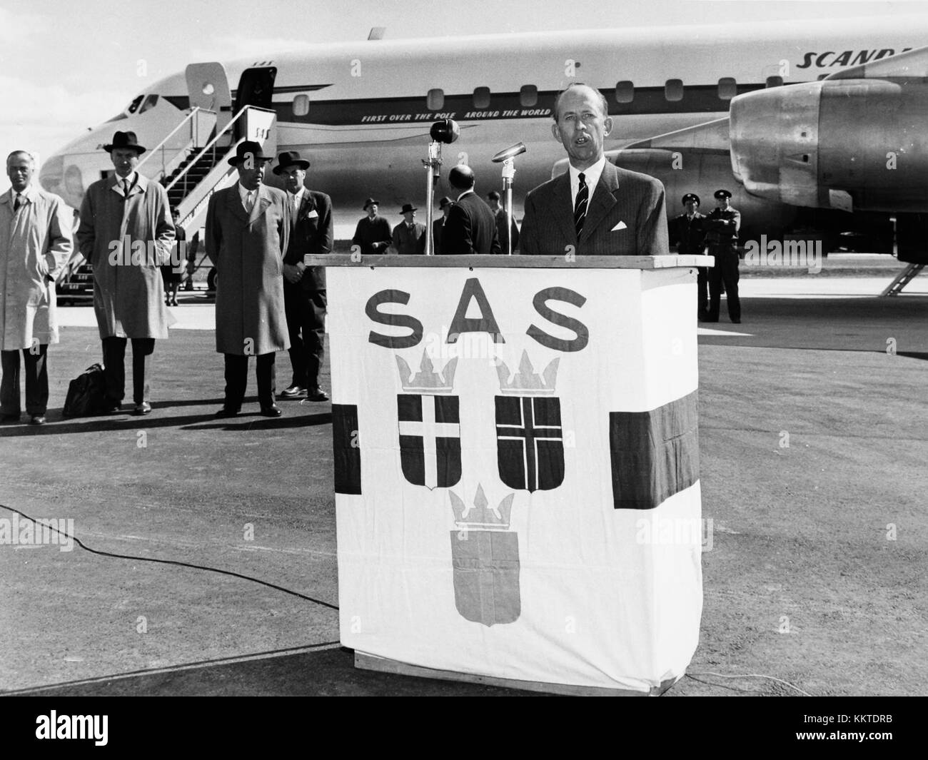 Eine historische Fotografie des ersten Fluges SK 921 von Arlanda nach Gardemoen und New York am 19. April 1961 mit der SAS DC-8, die ein bedeutendes Ereignis in der Luftfahrt darstellt. Stockfoto