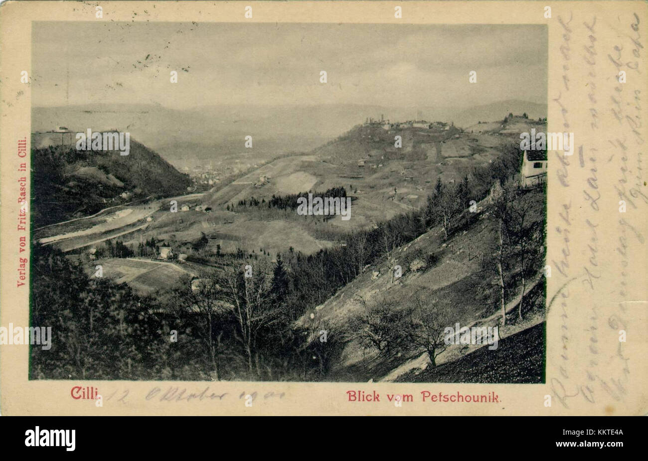 Die Postkarte von Celje aus dem Jahr 1900 gibt einen Einblick in das Erscheinungsbild der Stadt um die Jahrhundertwende. Es zeigt die historische Architektur und Landschaft von Celje, Slowenien, zu dieser Zeit. Stockfoto